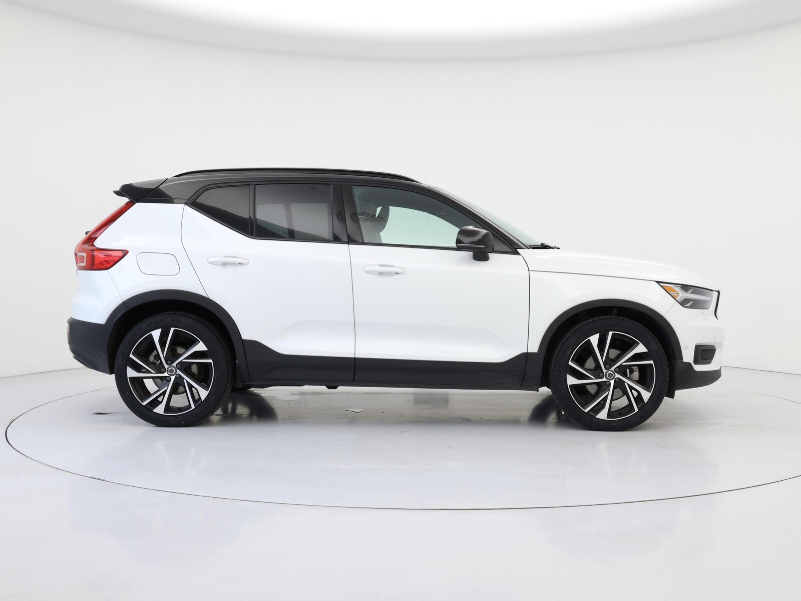 2022 Volvo XC40 R-Design - Photo 8
