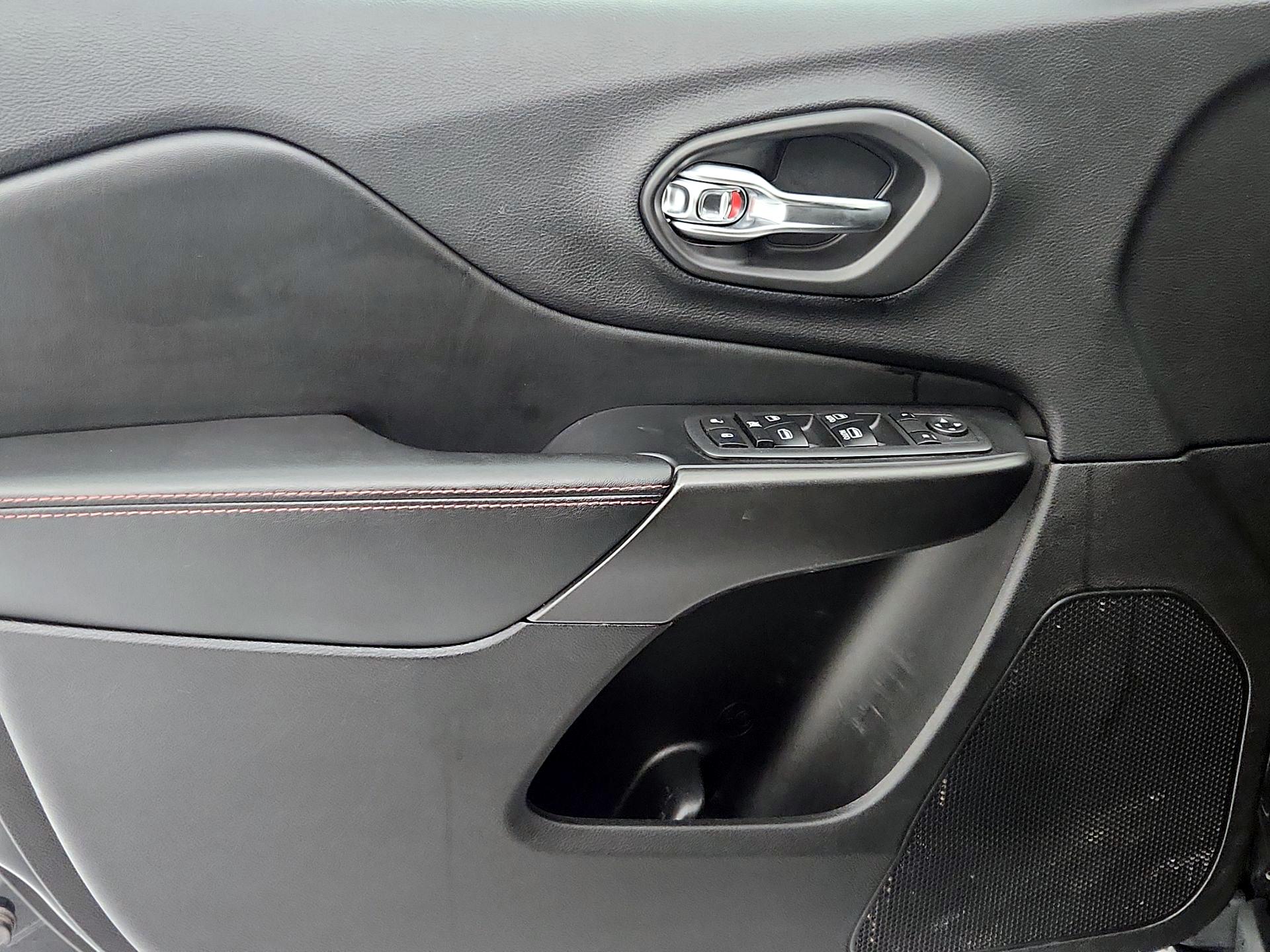 Thumbnail: 2020 Jeep Cherokee - 12