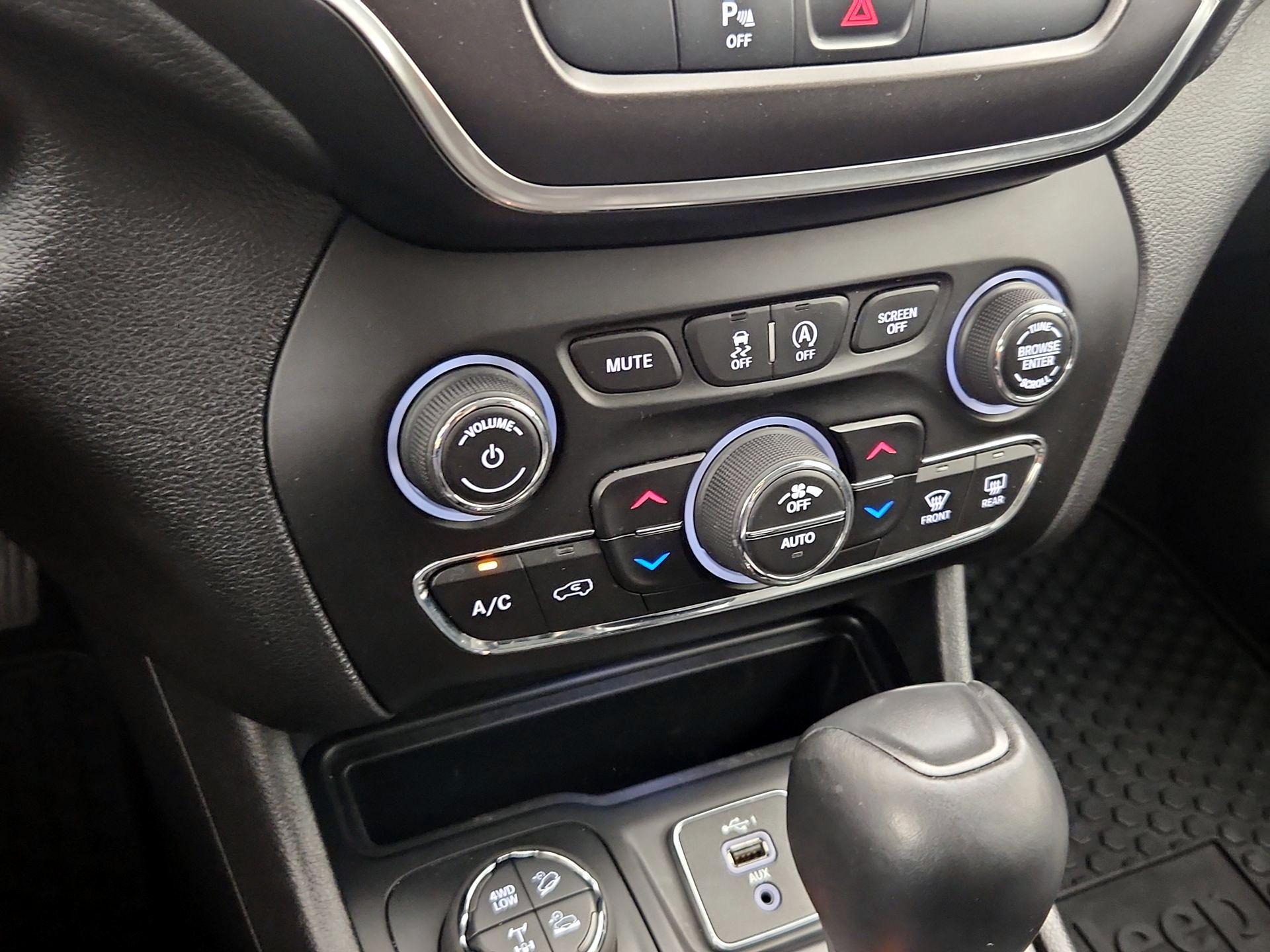 Thumbnail: 2020 Jeep Cherokee - 16