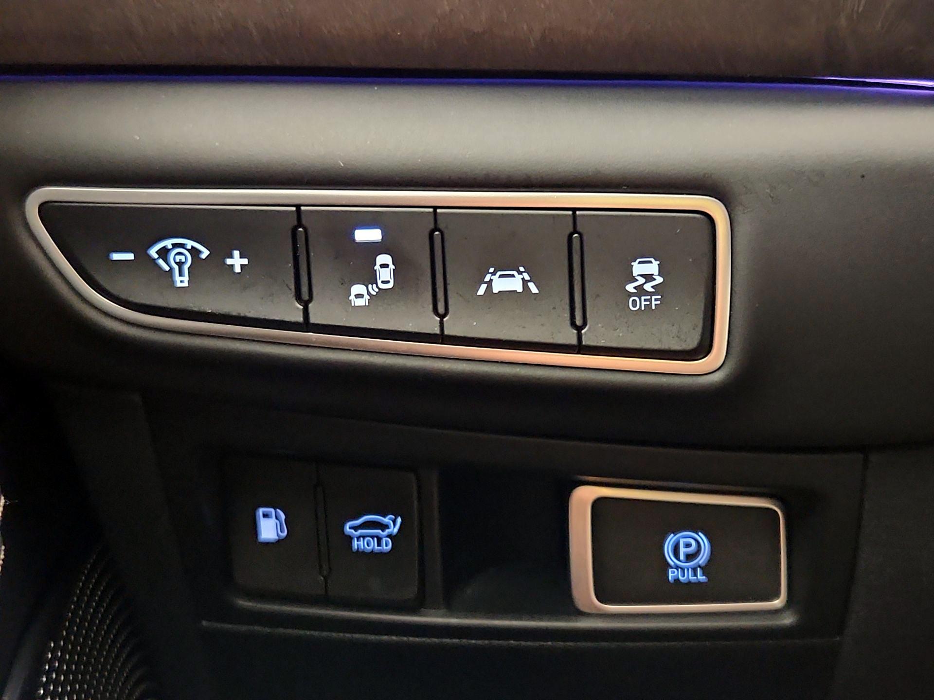 Thumbnail: 2020 Genesis G90 - 13