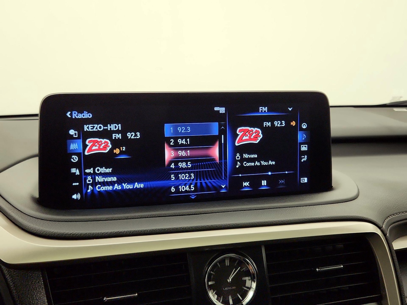 2022 Lexus RX Hybrid 450h - Photo 17
