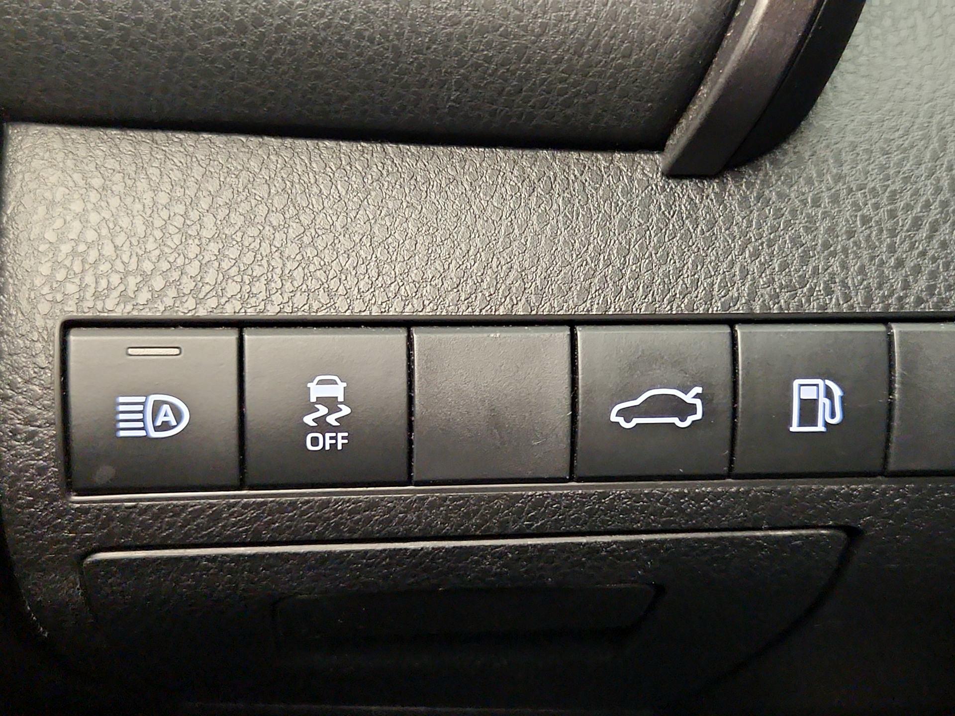 Thumbnail: 2018 Toyota Camry - 13