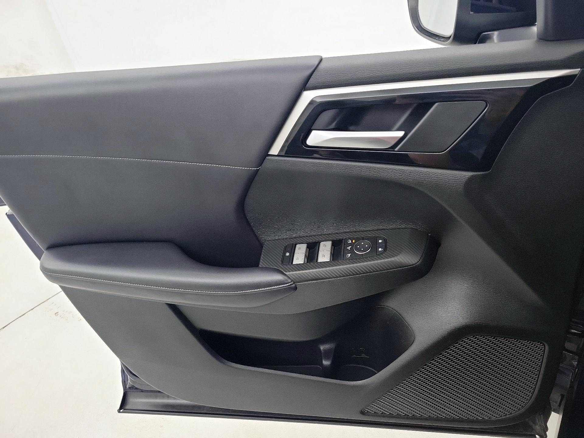 Thumbnail: 2023 Mitsubishi Outlander - 12