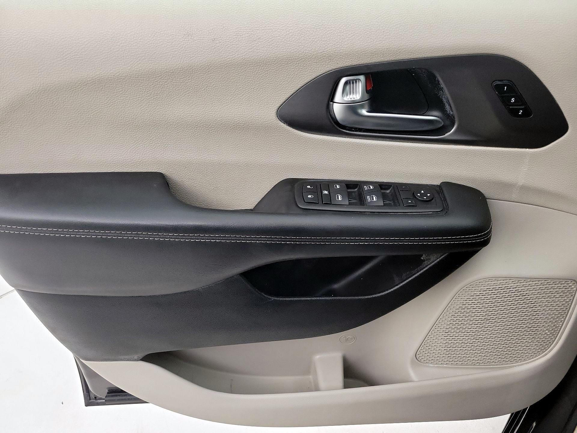 Thumbnail: 2023 Chrysler Pacifica - 12