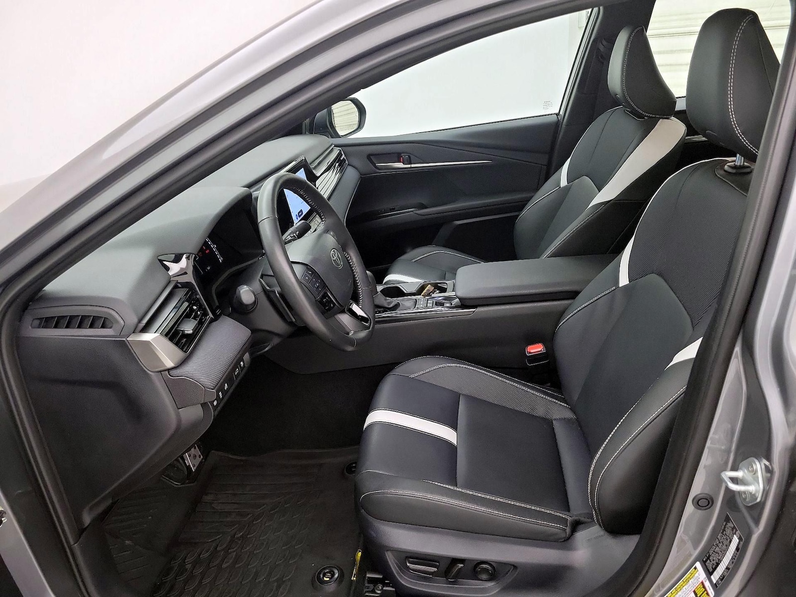 2025 Toyota Camry SE - Photo 12