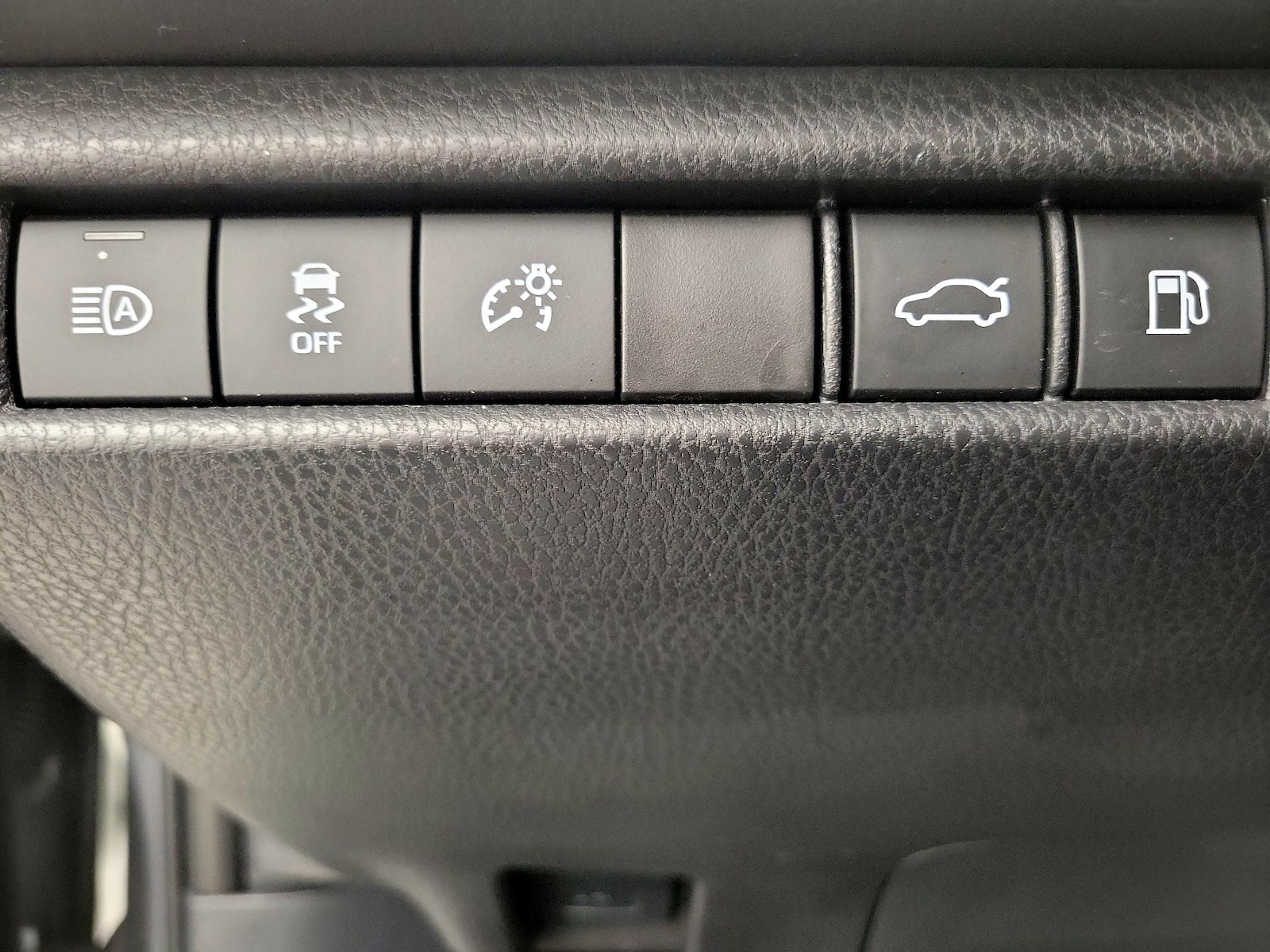 2025 Toyota Camry SE - Photo 14