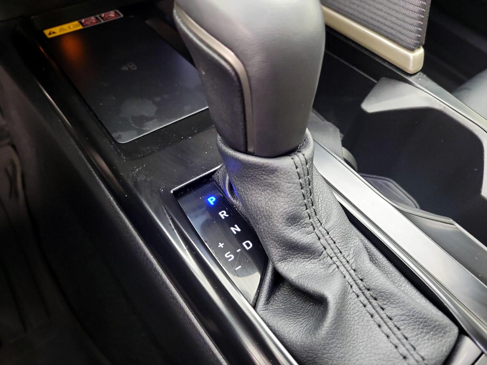 2025 Toyota Camry SE - Photo 18