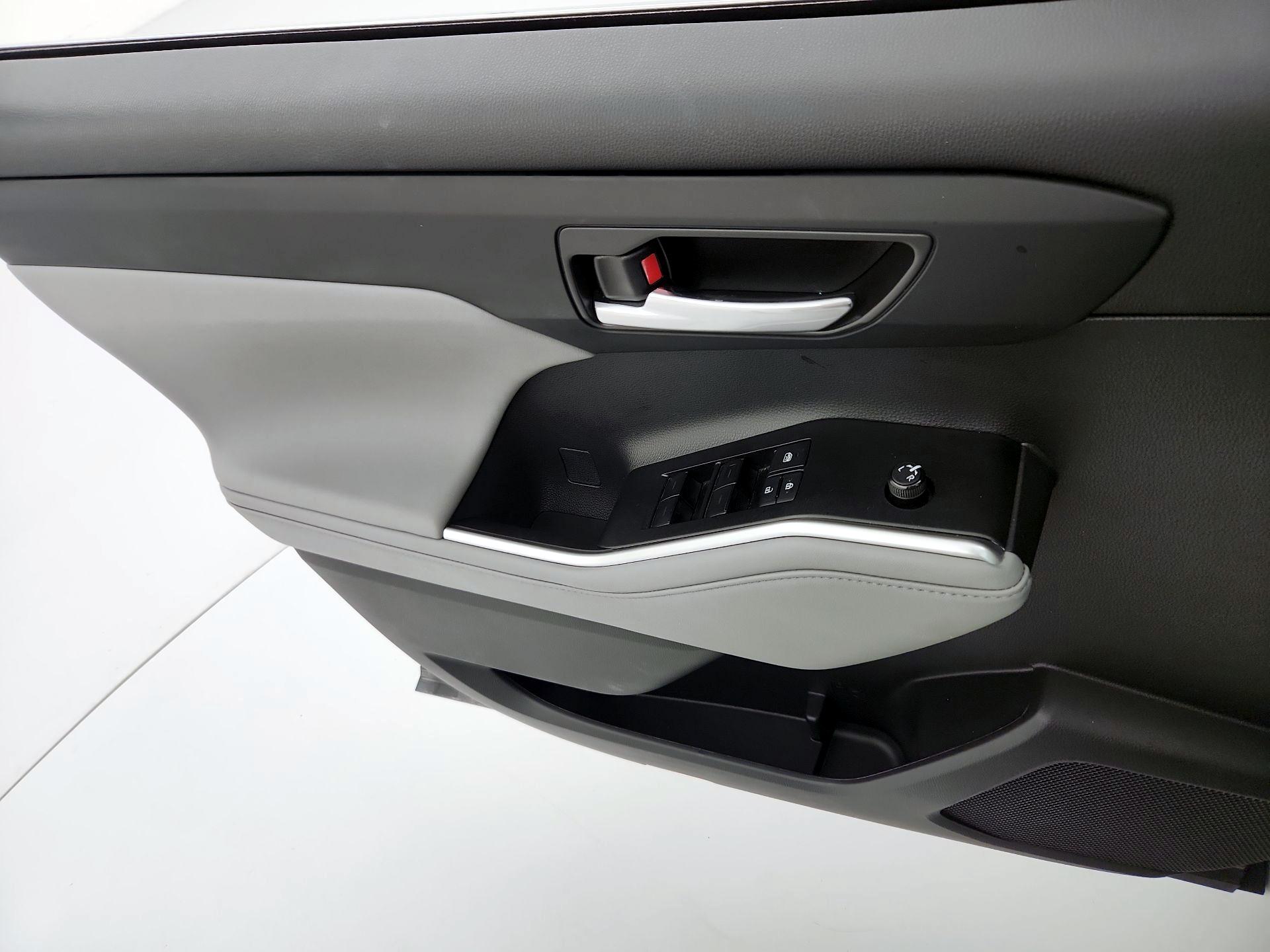 Thumbnail: 2023 Toyota Highlander - 12
