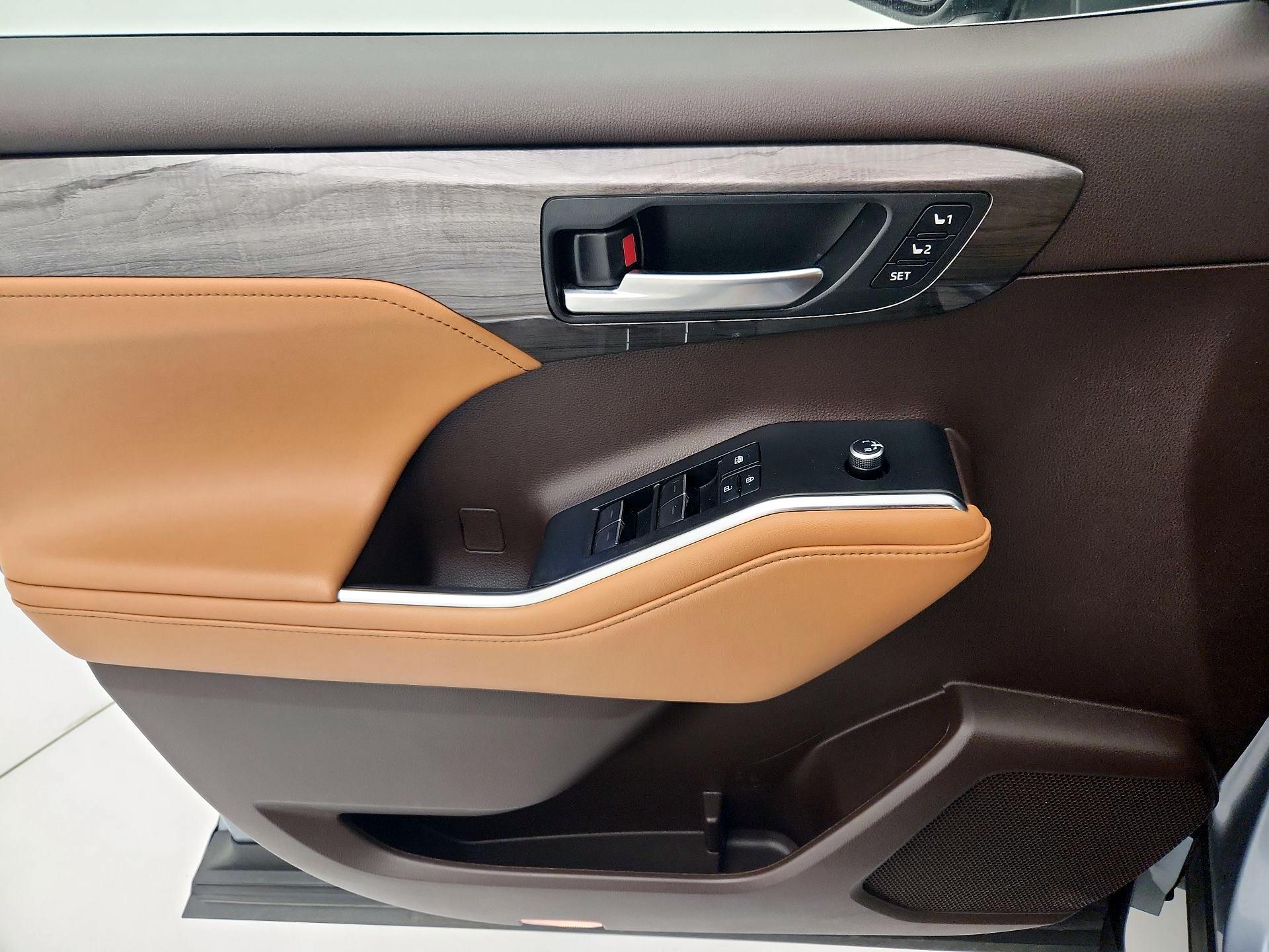 Thumbnail: 2021 Toyota Highlander - 12