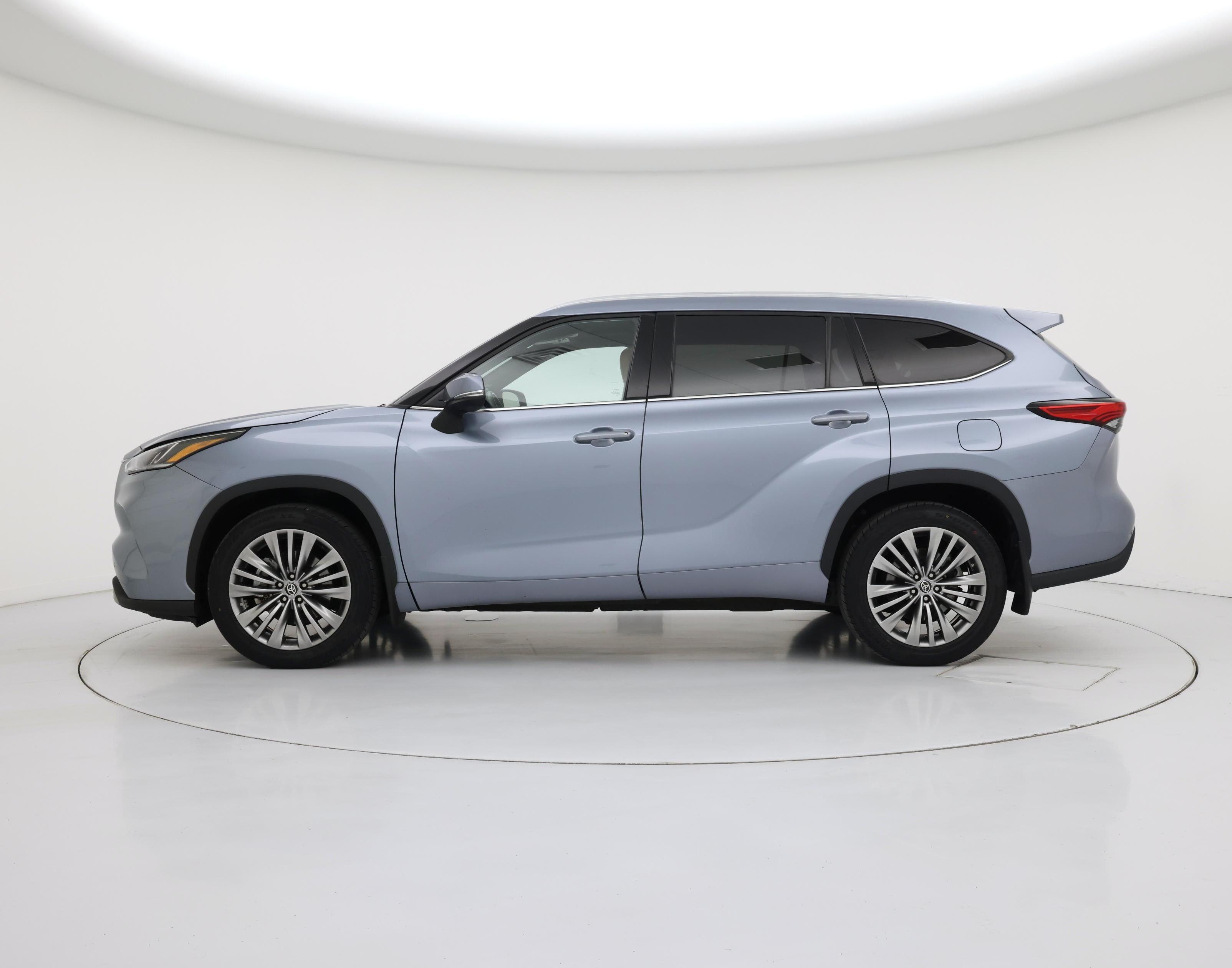 Thumbnail: 2021 Toyota Highlander - 3