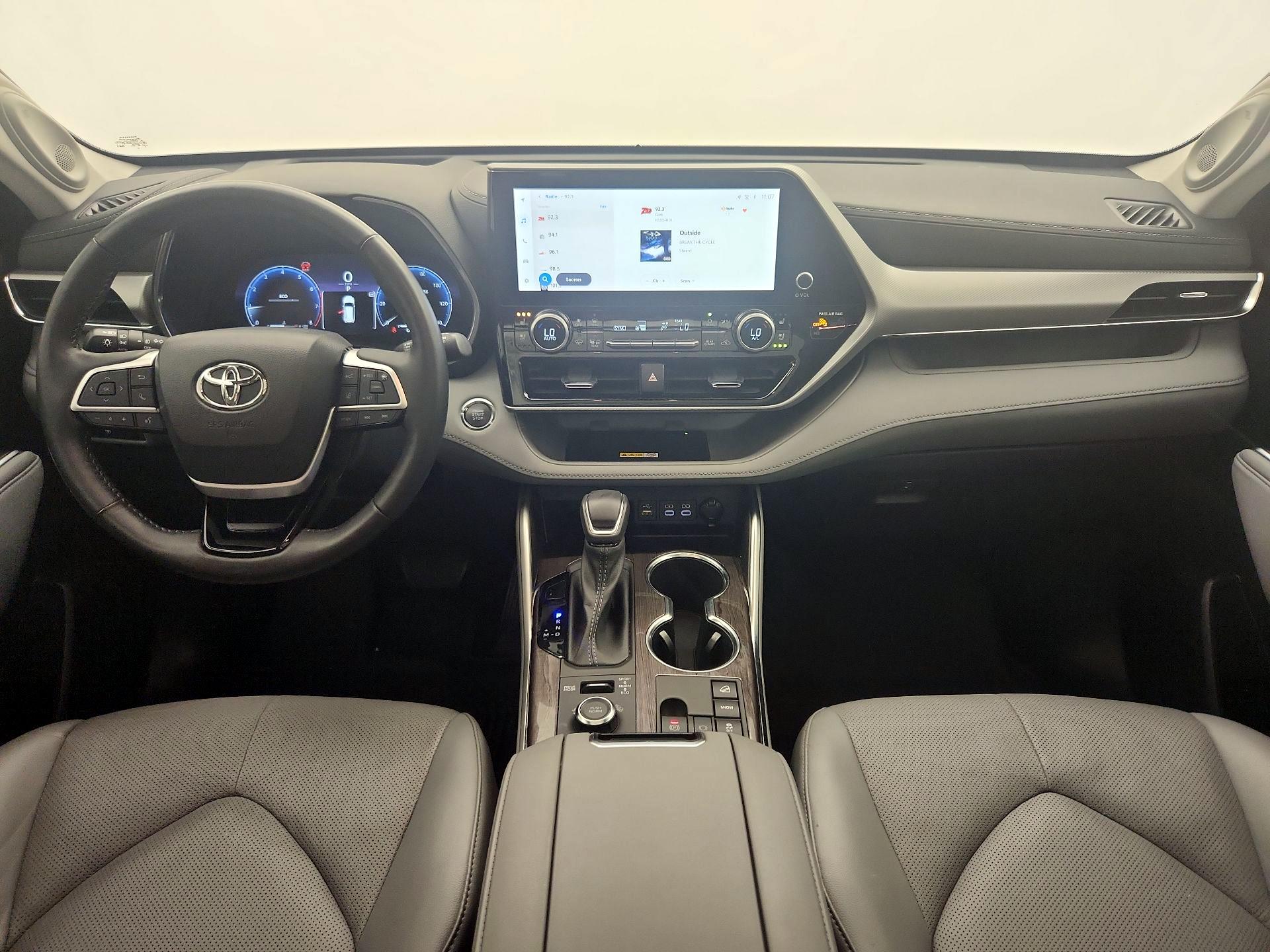 Thumbnail: 2023 Toyota Highlander - 9