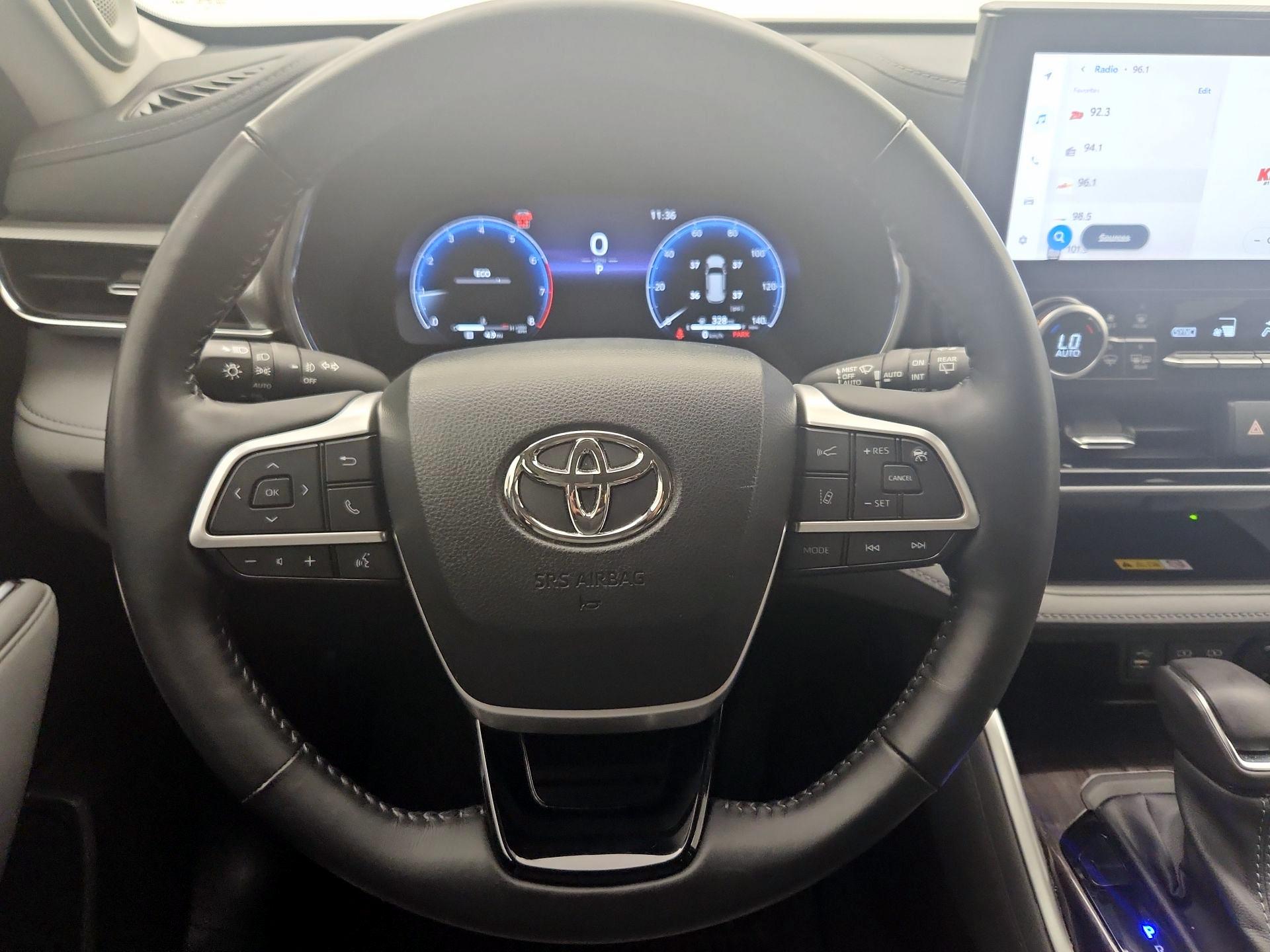 Thumbnail: 2023 Toyota Highlander - 10