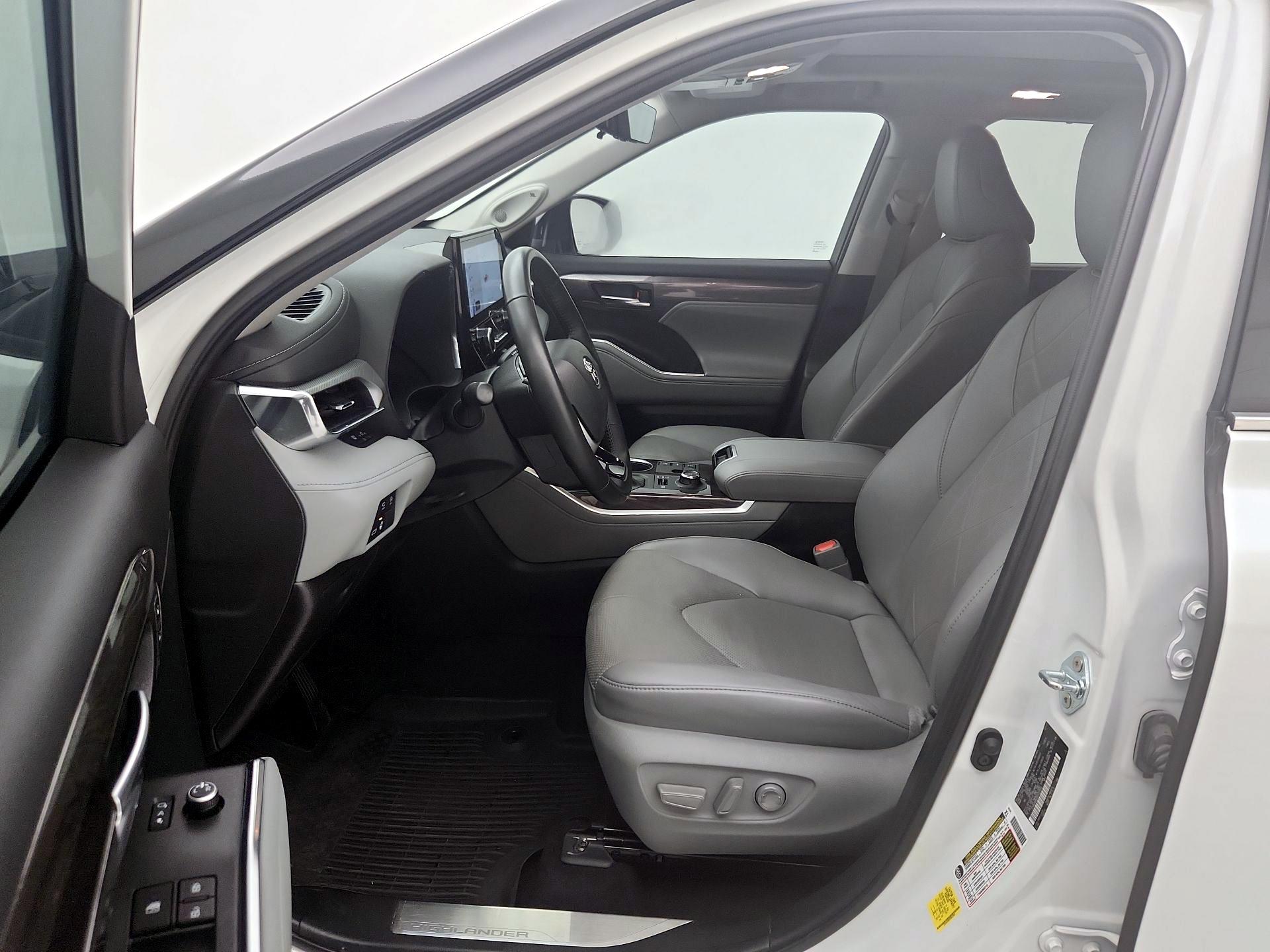 Thumbnail: 2023 Toyota Highlander - 11