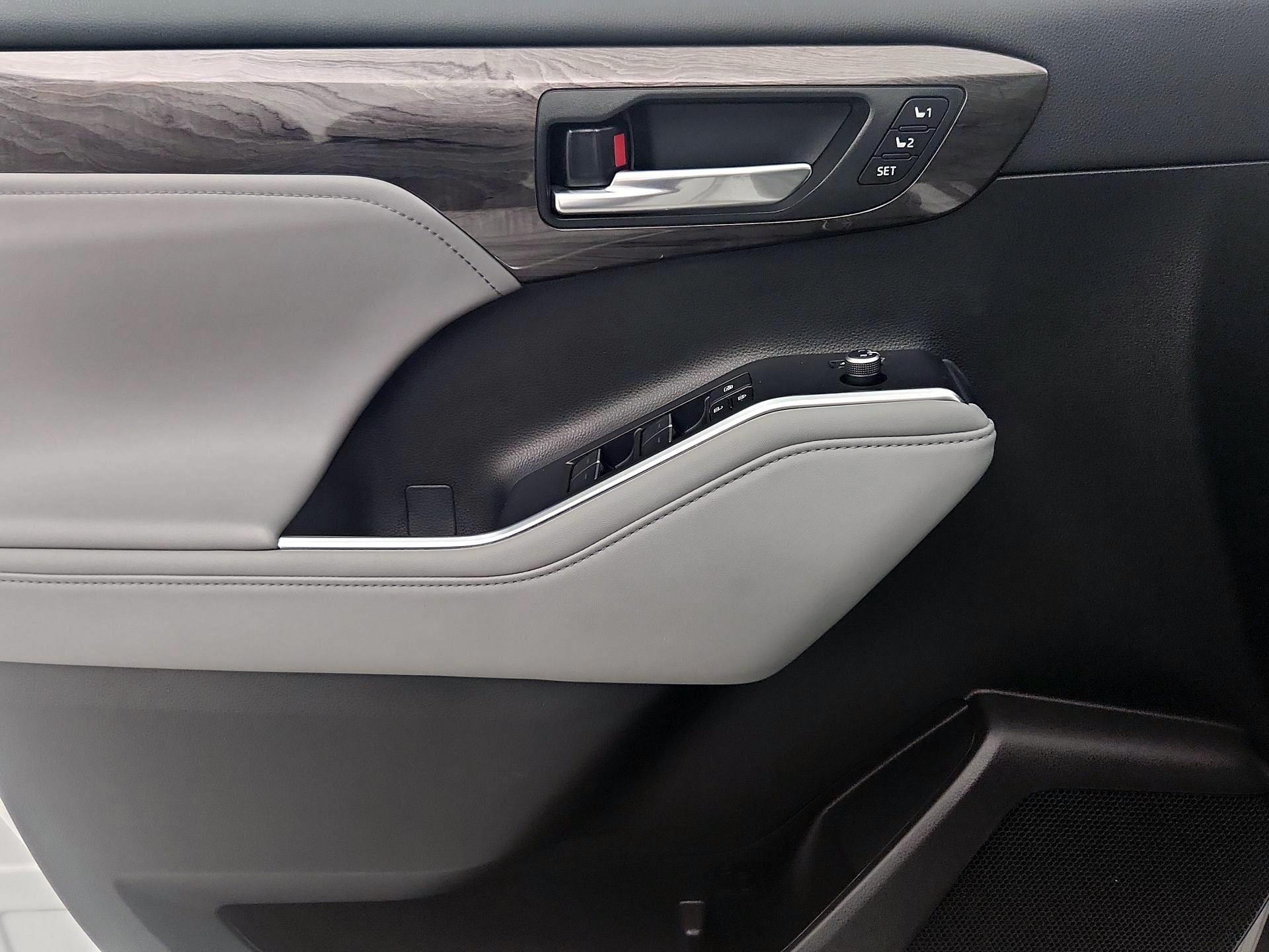 Thumbnail: 2023 Toyota Highlander - 12