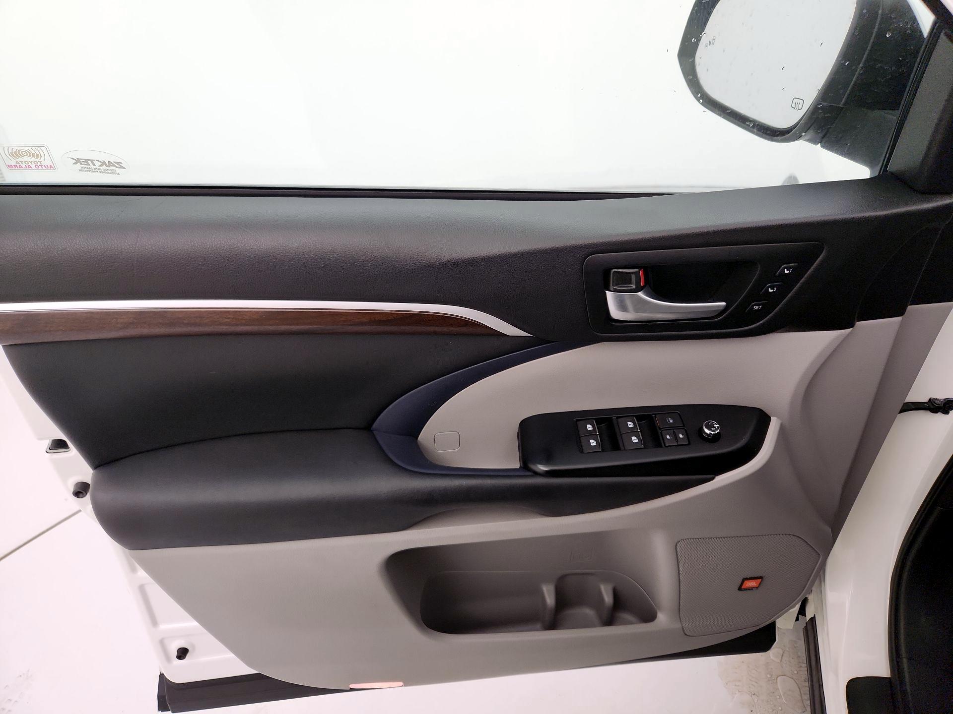 Thumbnail: 2015 Toyota Highlander - 12