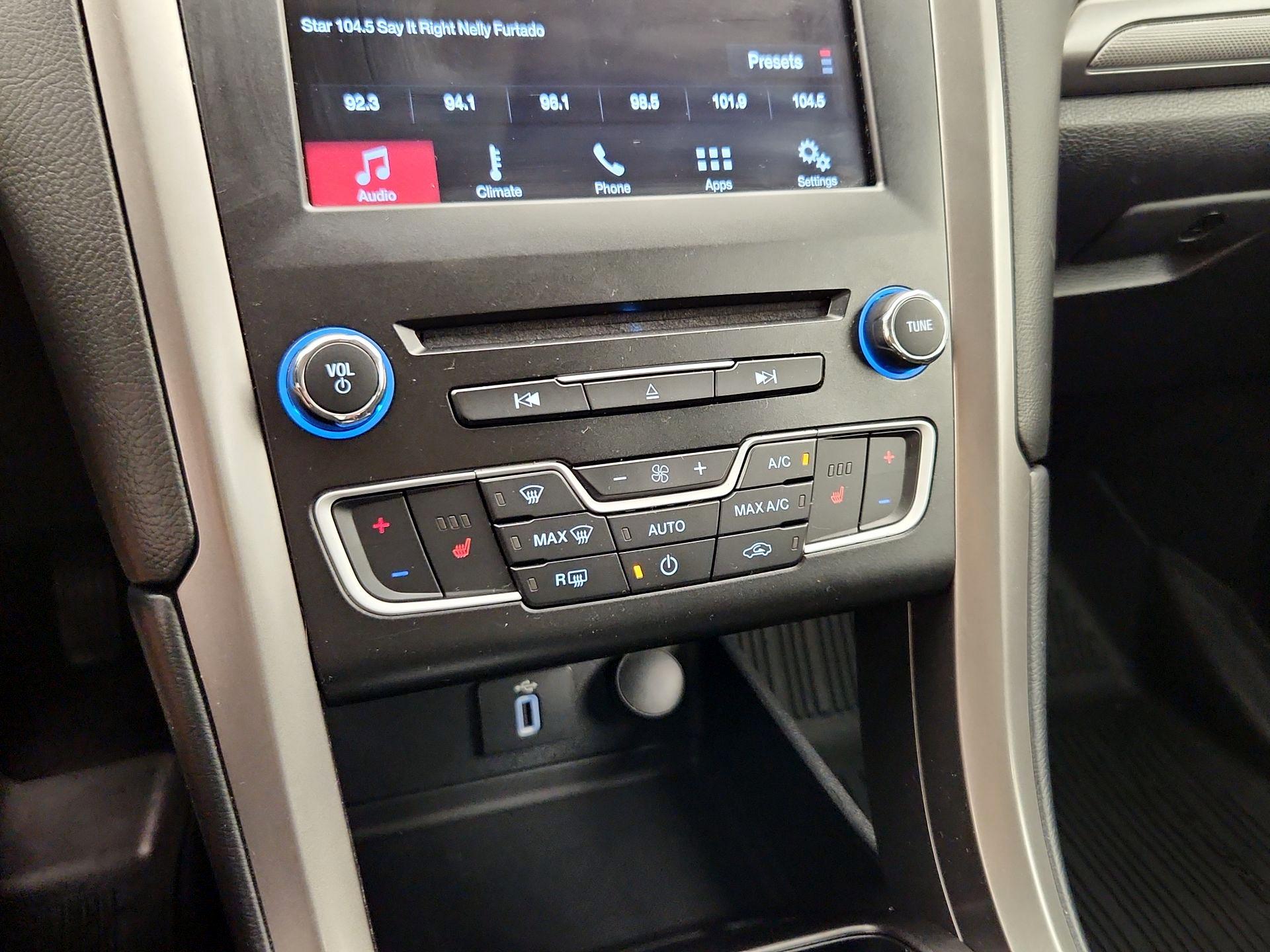 Thumbnail: 2017 Ford Fusion - 16