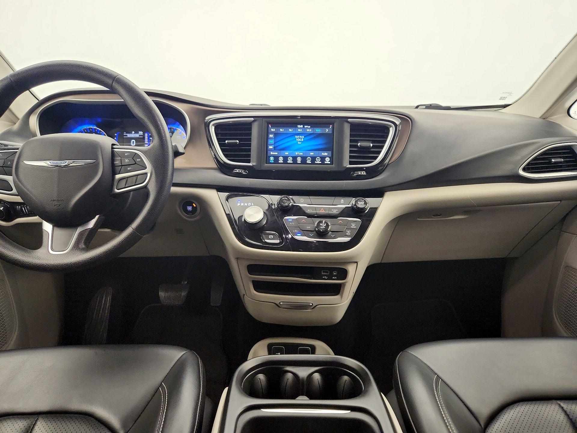 Thumbnail: 2020 Chrysler Voyager - 9