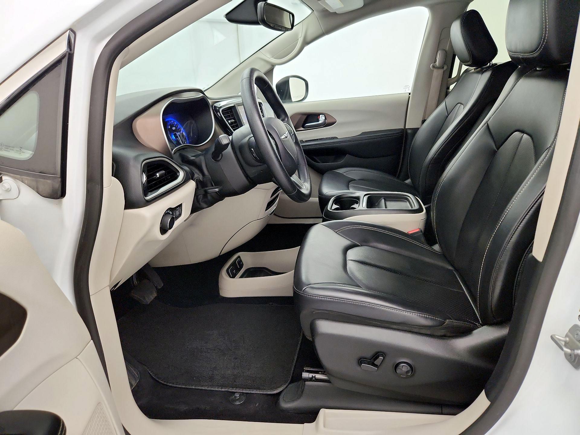 Thumbnail: 2020 Chrysler Voyager - 11