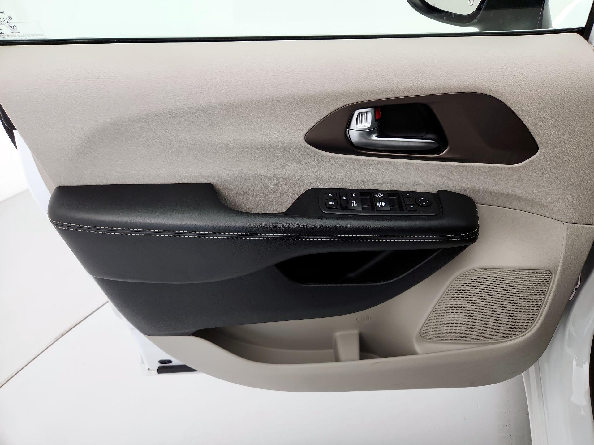 Thumbnail: 2020 Chrysler Voyager - 12