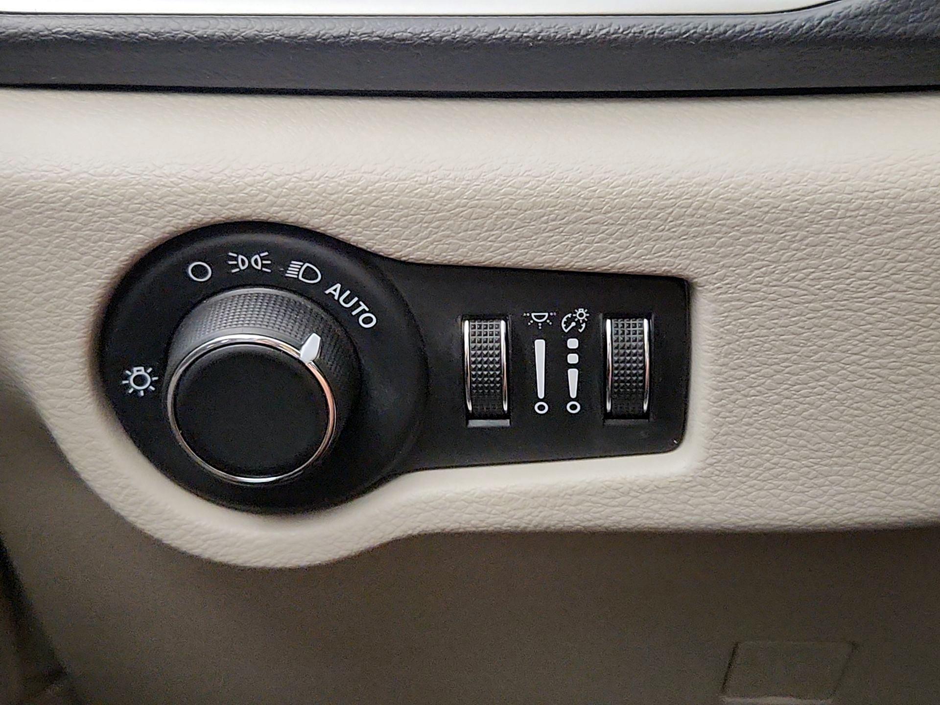 Thumbnail: 2020 Chrysler Voyager - 13