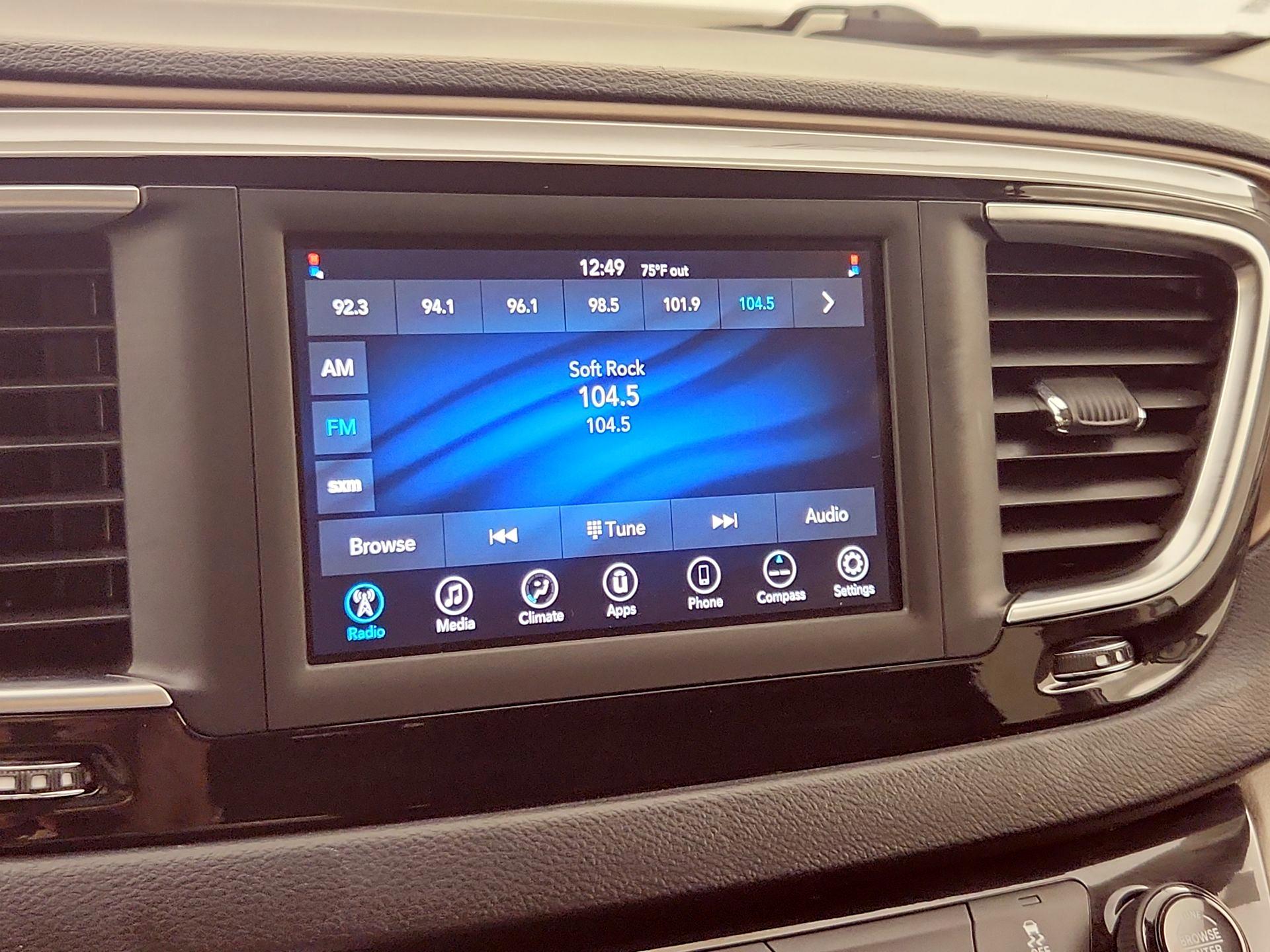 Thumbnail: 2020 Chrysler Voyager - 15