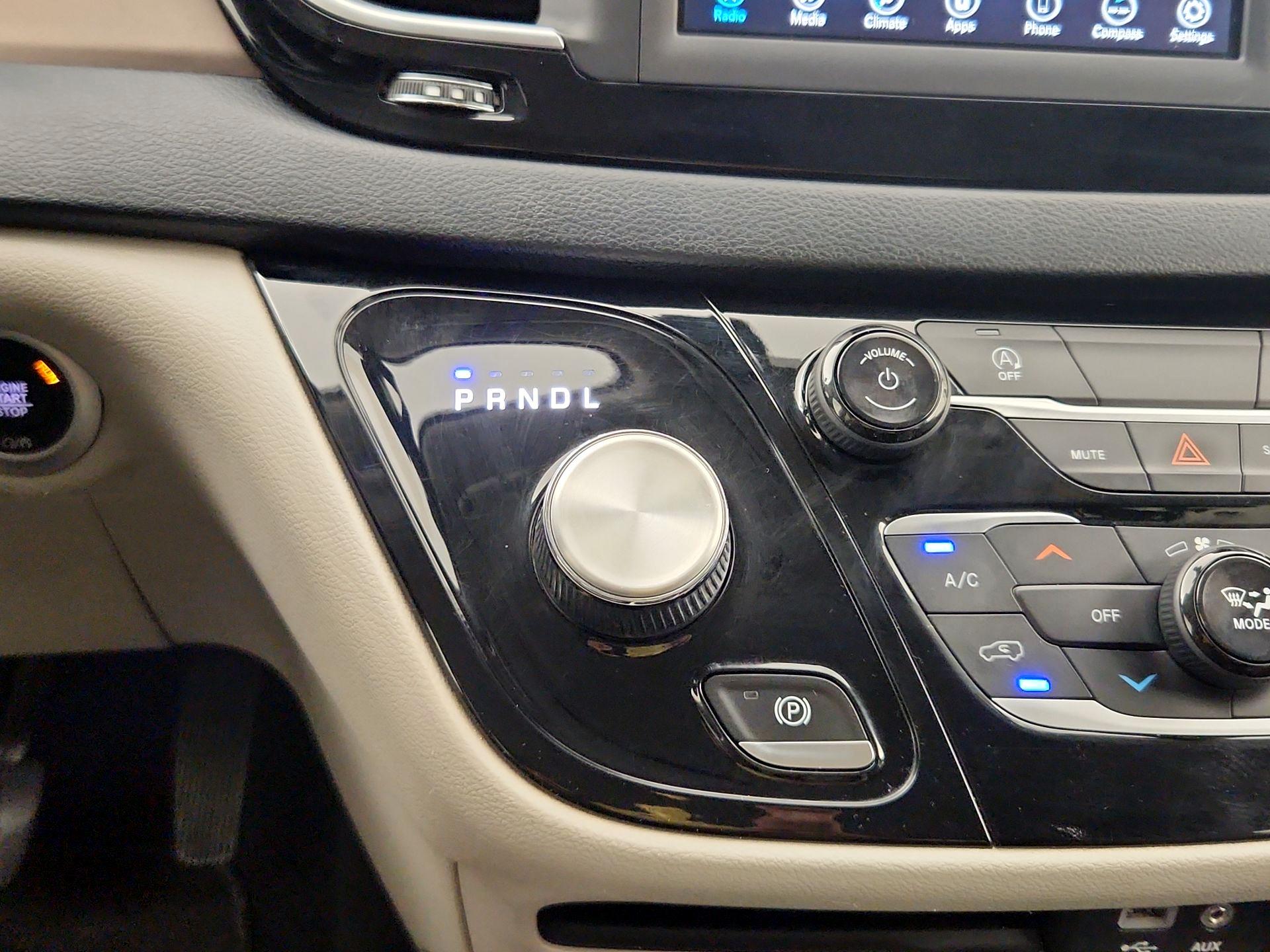 Thumbnail: 2020 Chrysler Voyager - 17