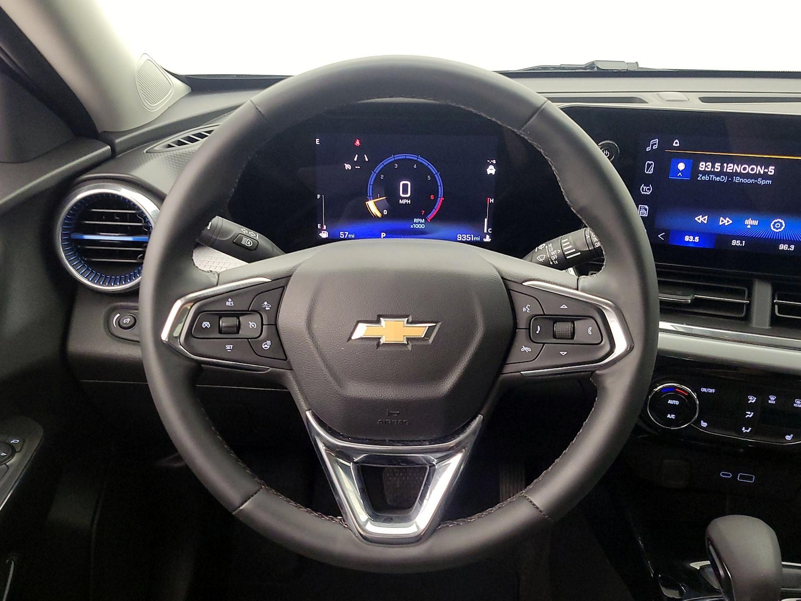 2025 Chevrolet Trax LT - Photo 11