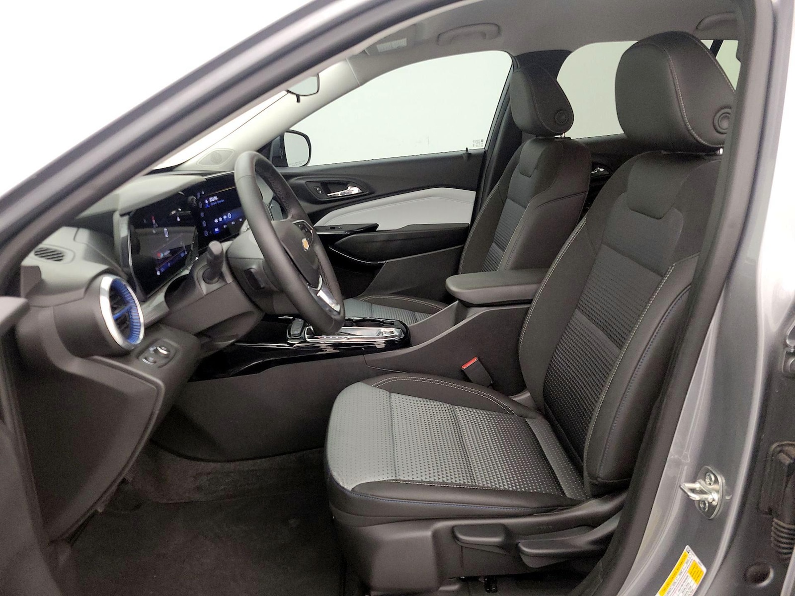 2025 Chevrolet Trax LT - Photo 12
