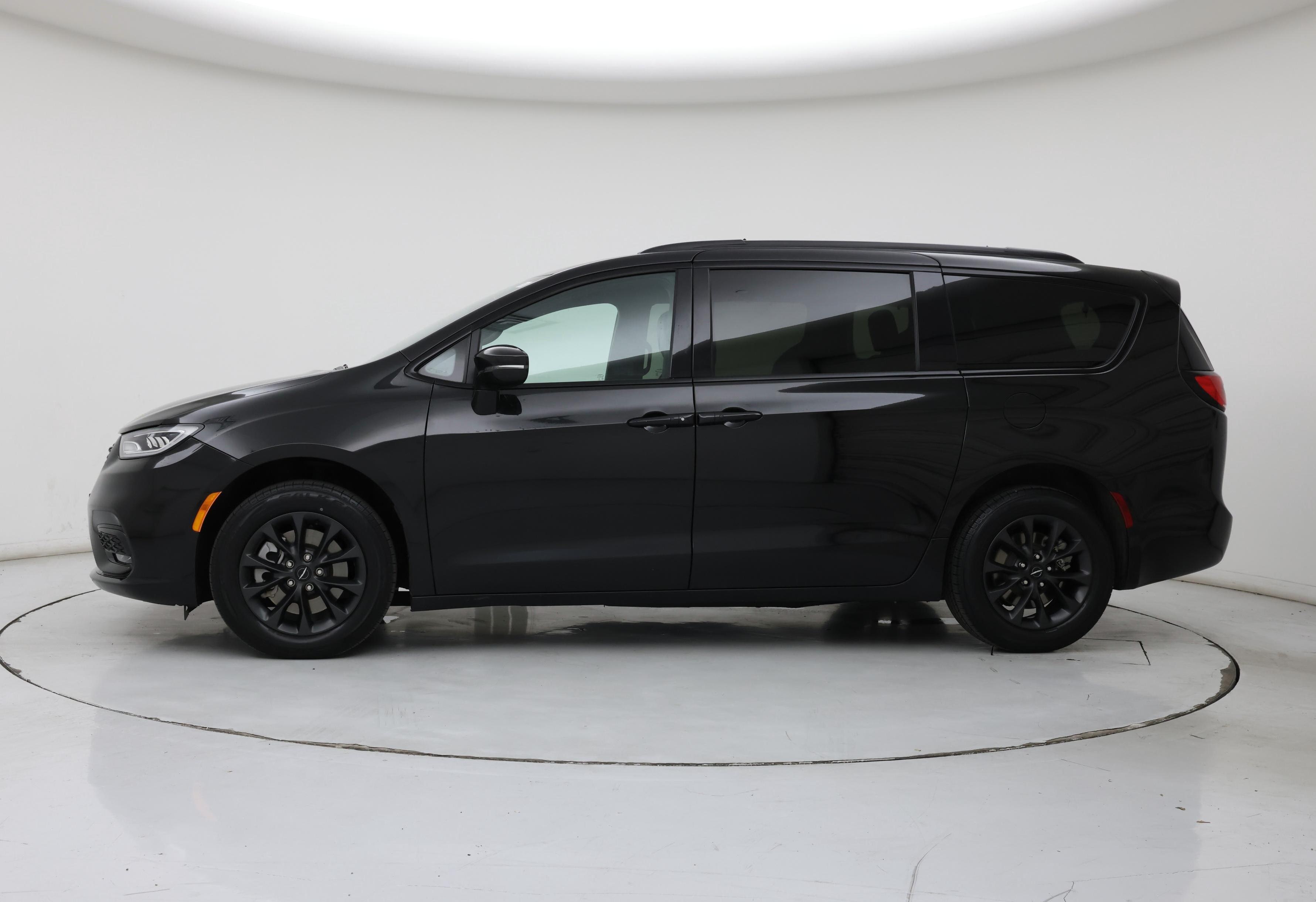 Thumbnail: 2021 Chrysler Pacifica - 3