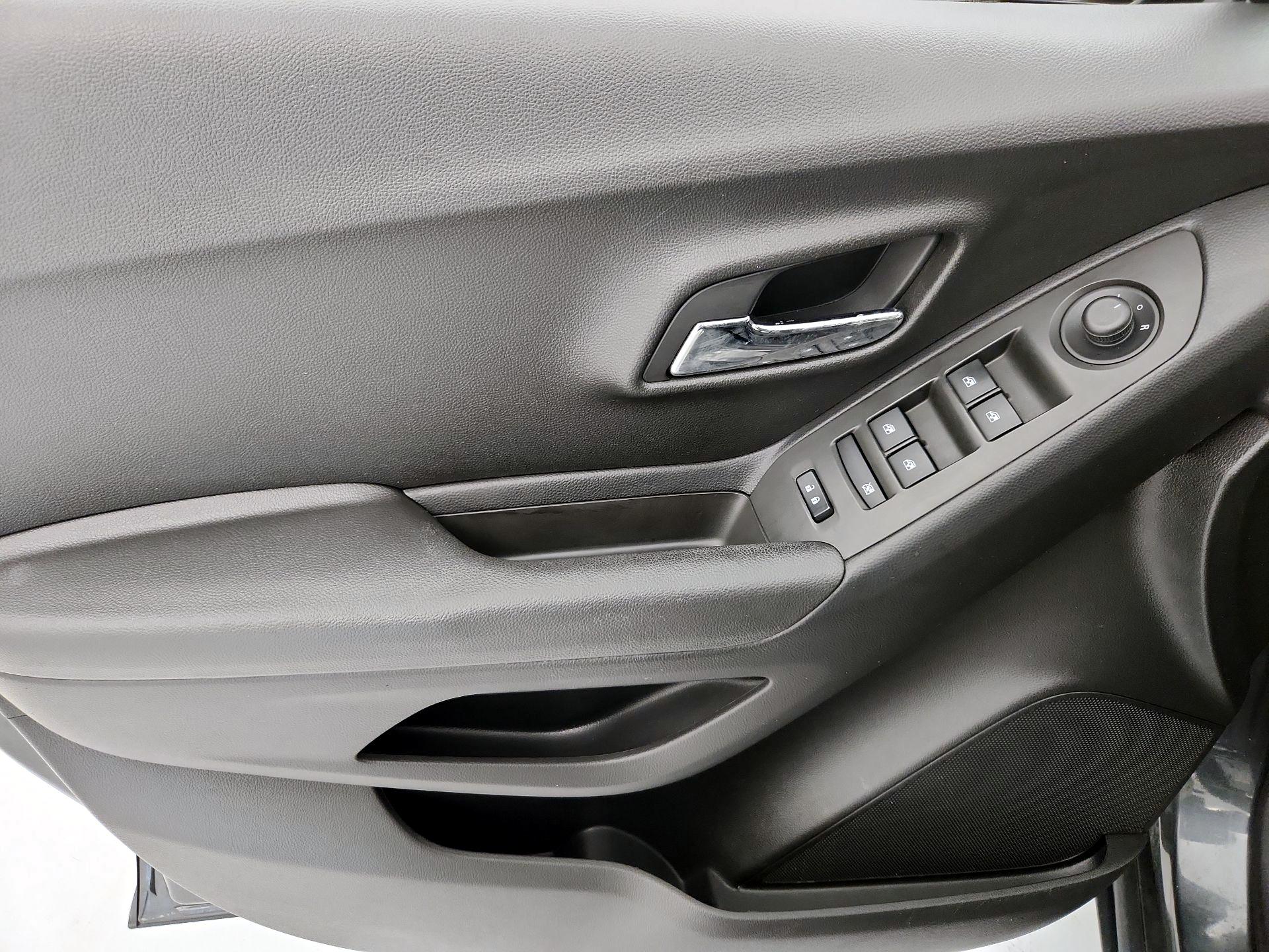 Thumbnail: 2017 Chevrolet Trax - 12