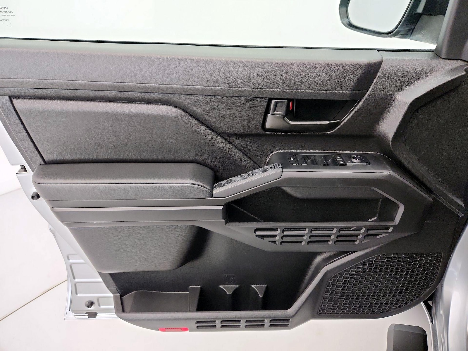 2025 Toyota Tacoma SR - Photo 13