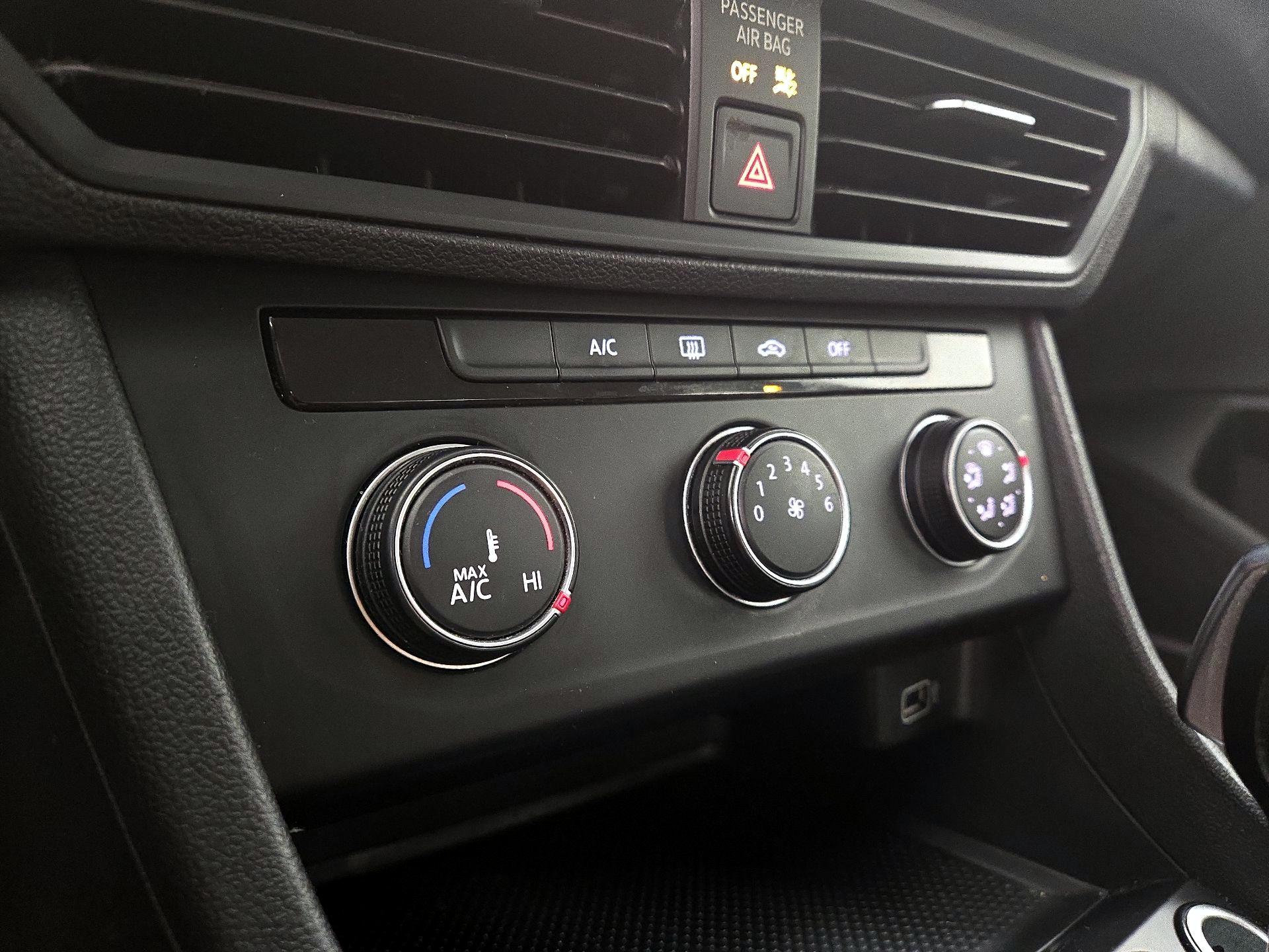 Thumbnail: 2019 Volkswagen Jetta - 16