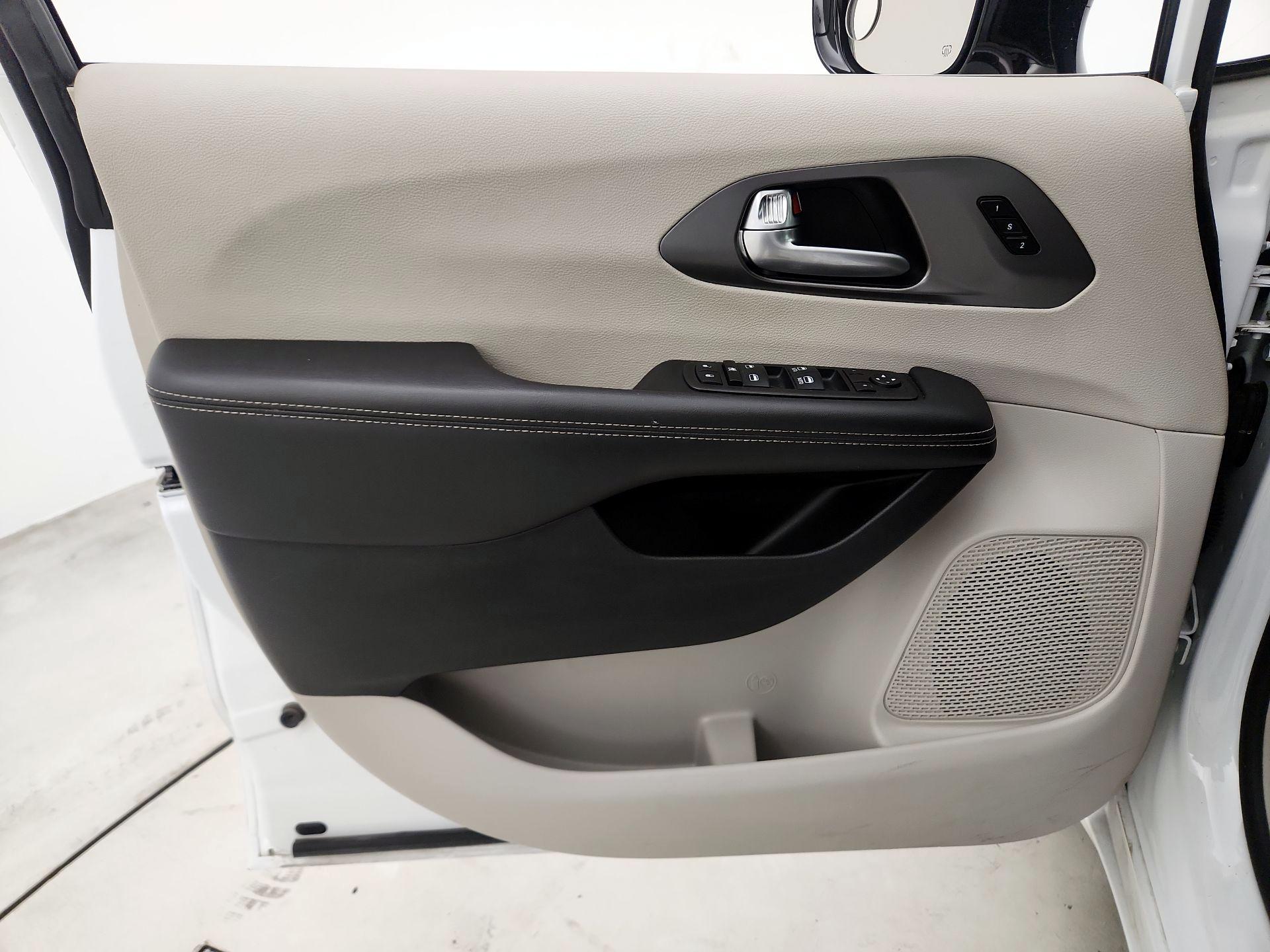 Thumbnail: 2024 Chrysler Pacifica - 12