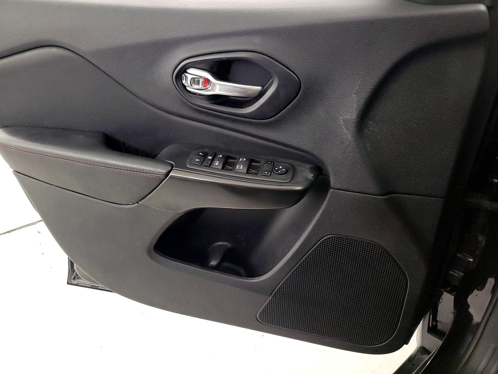 Thumbnail: 2022 Jeep Cherokee - 12