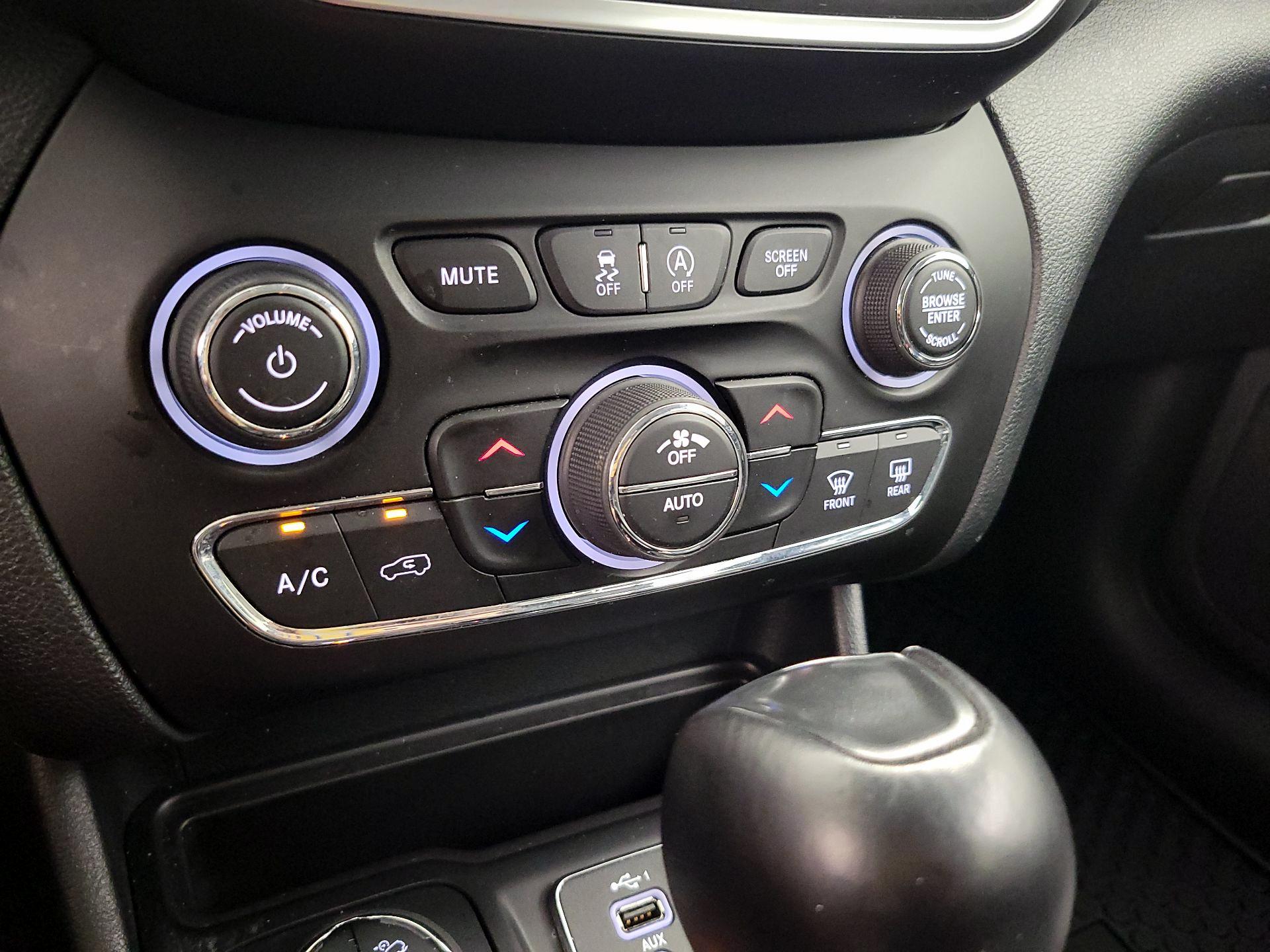 Thumbnail: 2022 Jeep Cherokee - 16