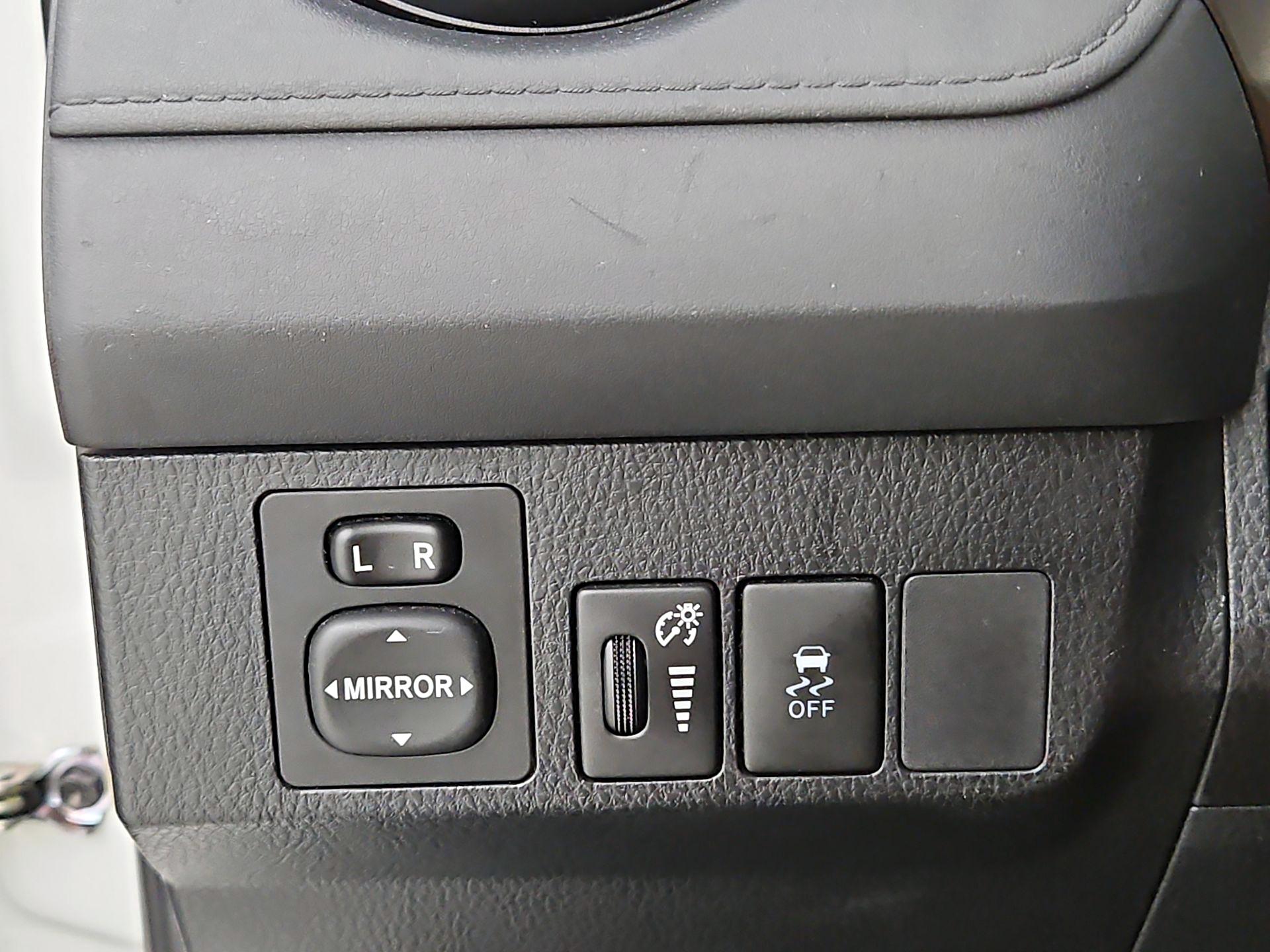 Thumbnail: 2015 Toyota RAV4 - 13