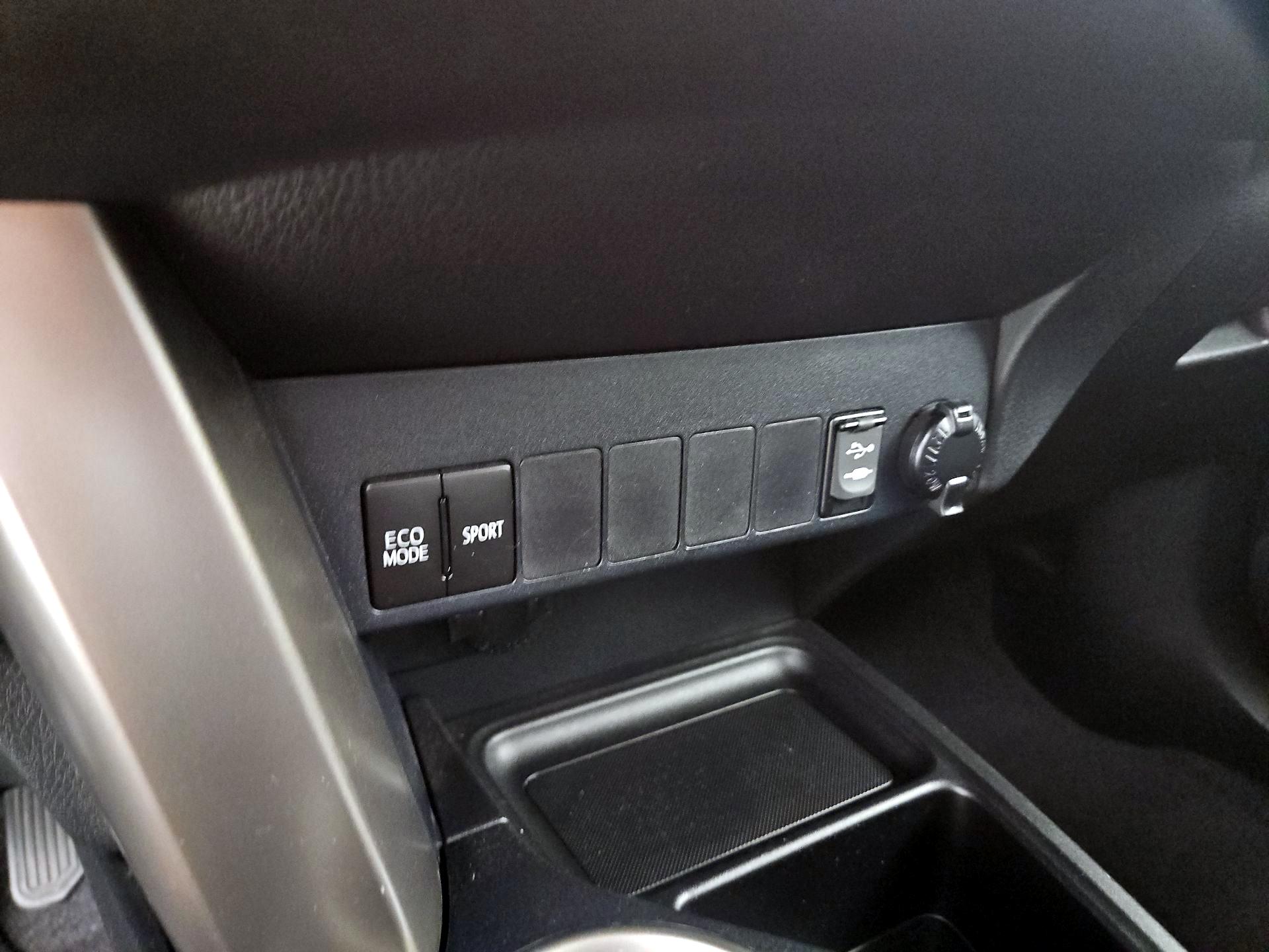 Thumbnail: 2015 Toyota RAV4 - 18