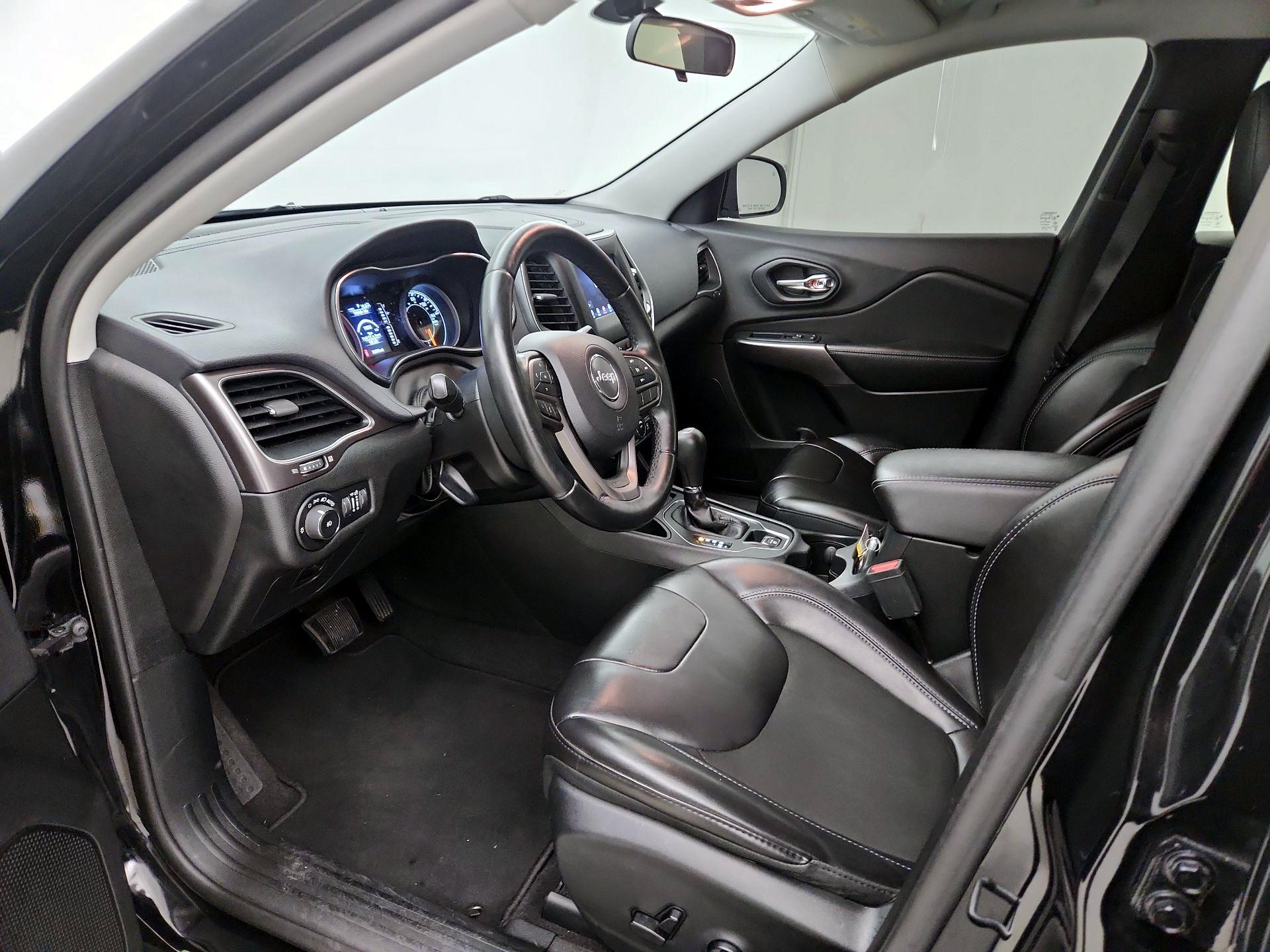 Thumbnail: 2019 Jeep Cherokee - 11