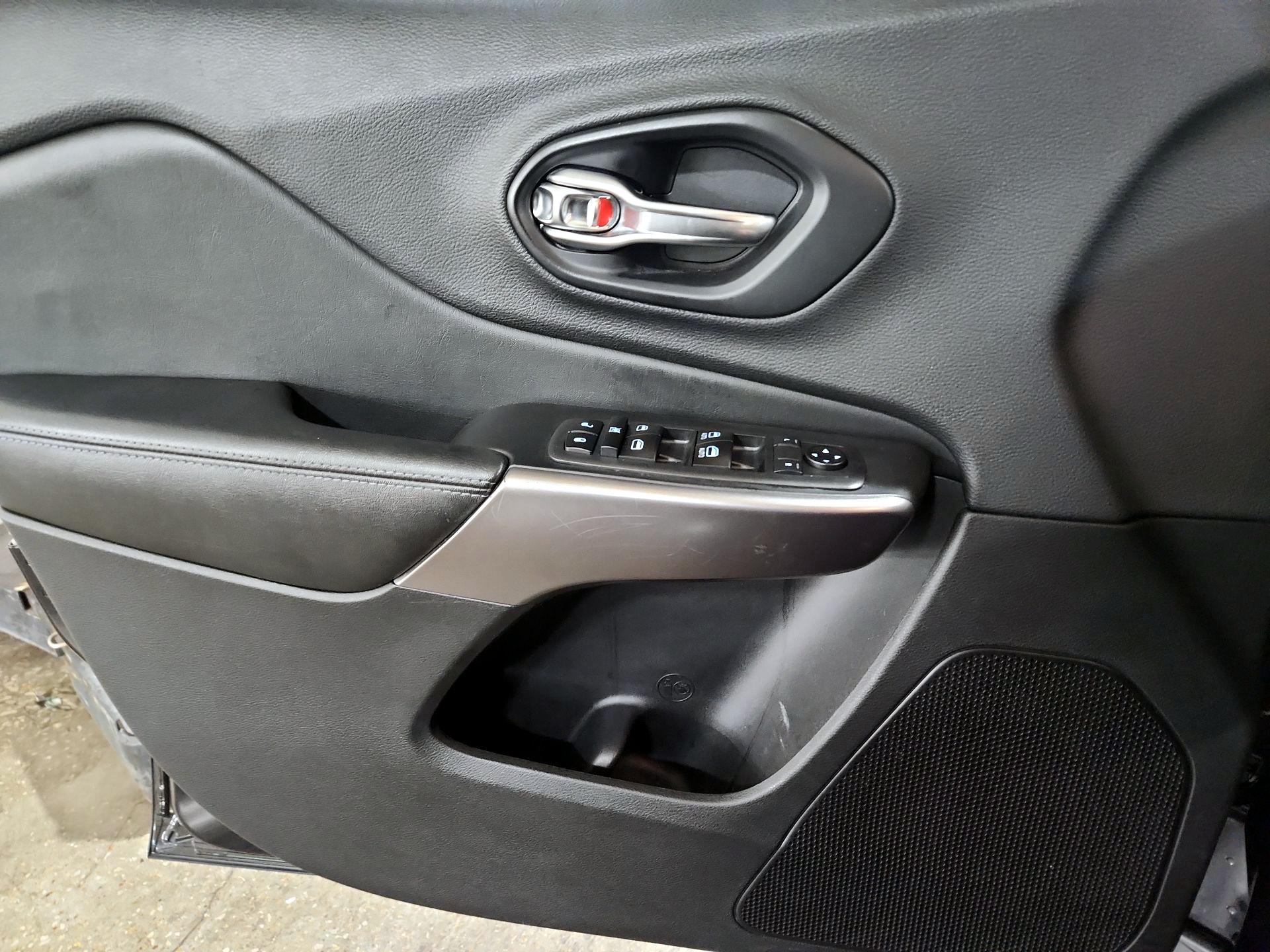 Thumbnail: 2019 Jeep Cherokee - 12