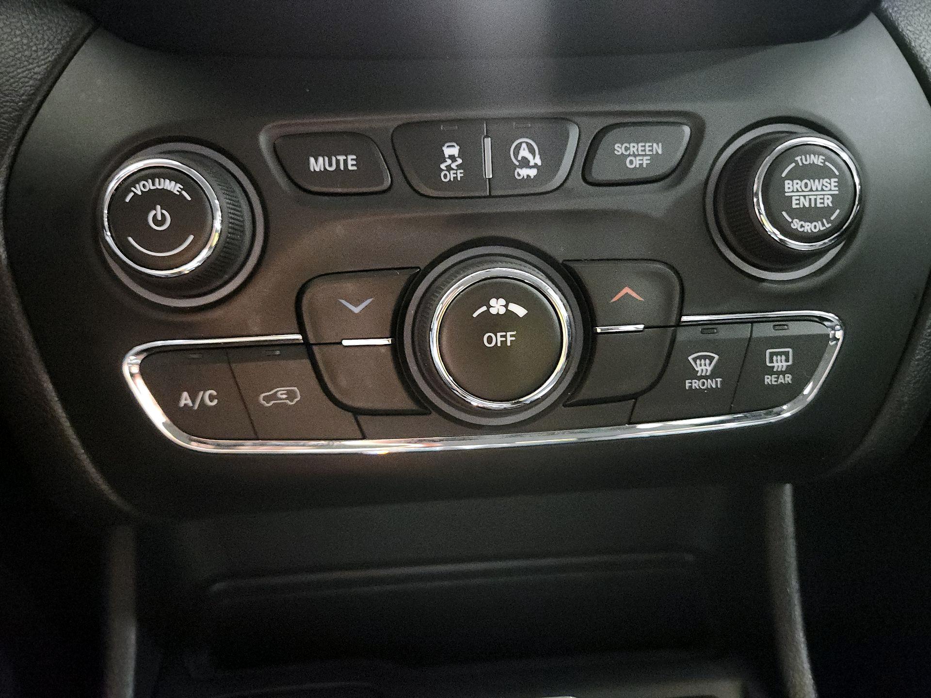 Thumbnail: 2019 Jeep Cherokee - 14