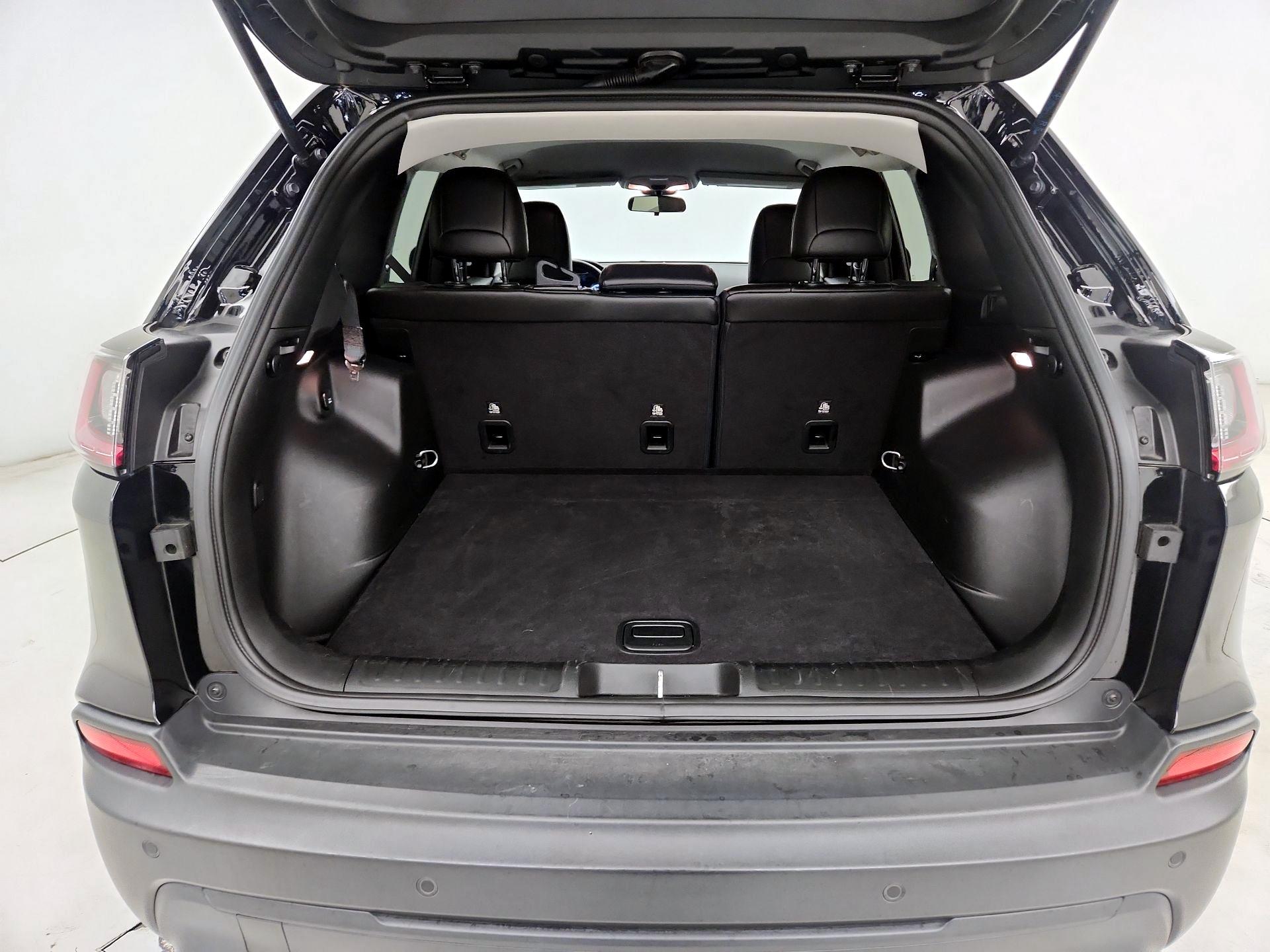 Thumbnail: 2019 Jeep Cherokee - 16