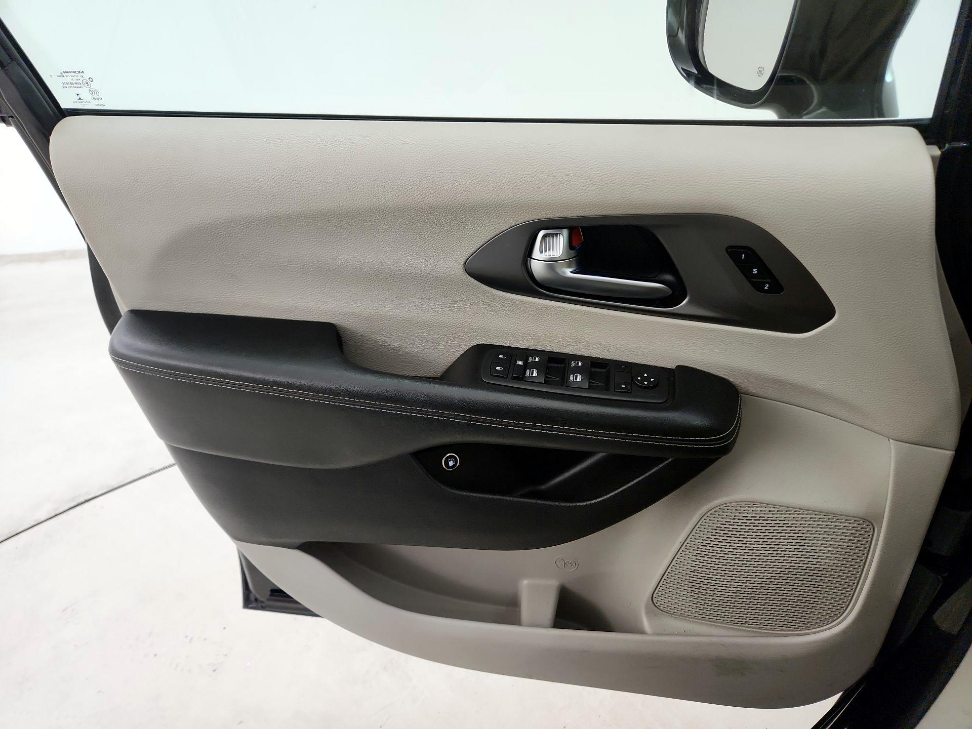Thumbnail: 2022 Chrysler Pacifica - 12