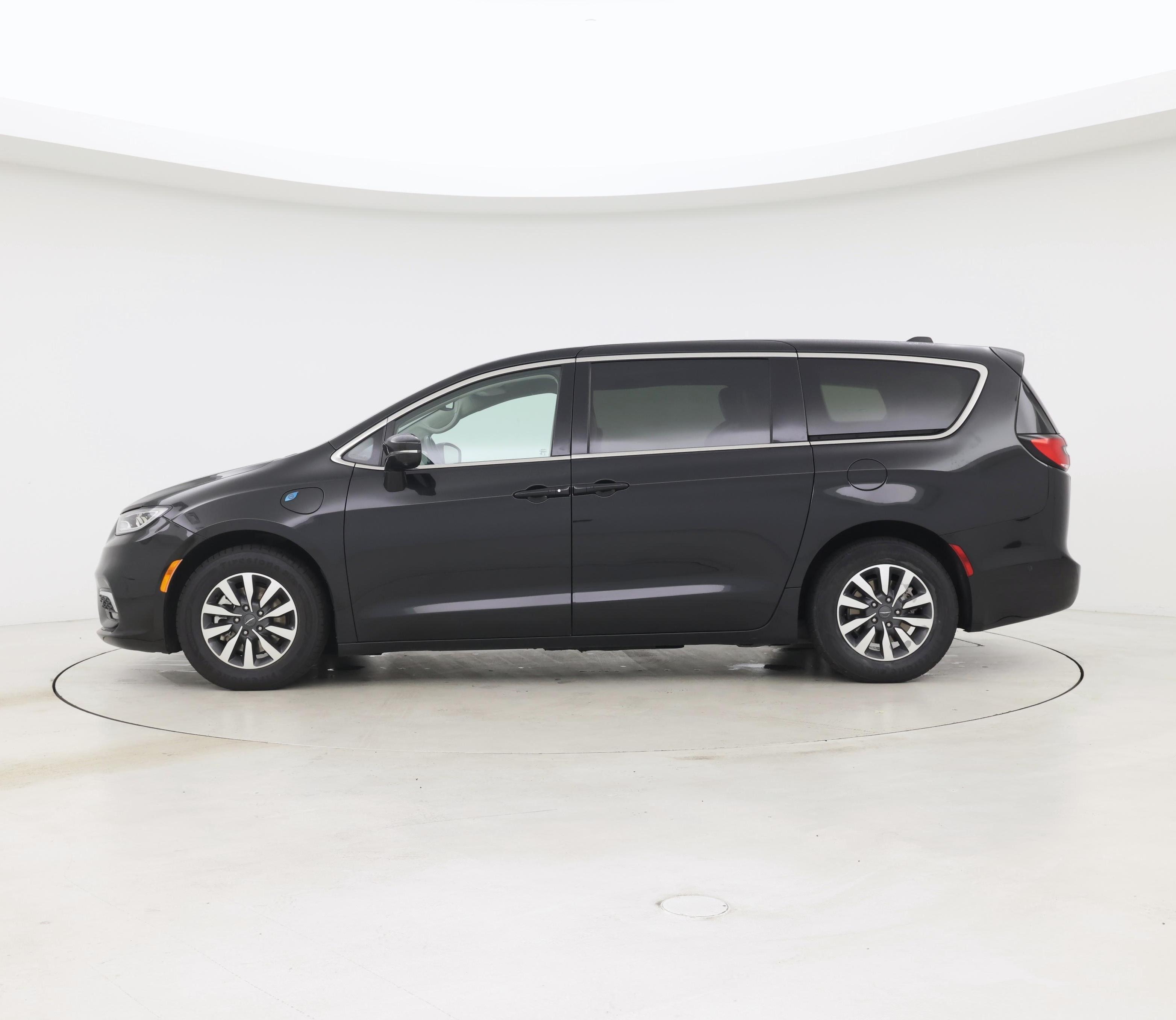 Thumbnail: 2022 Chrysler Pacifica - 3