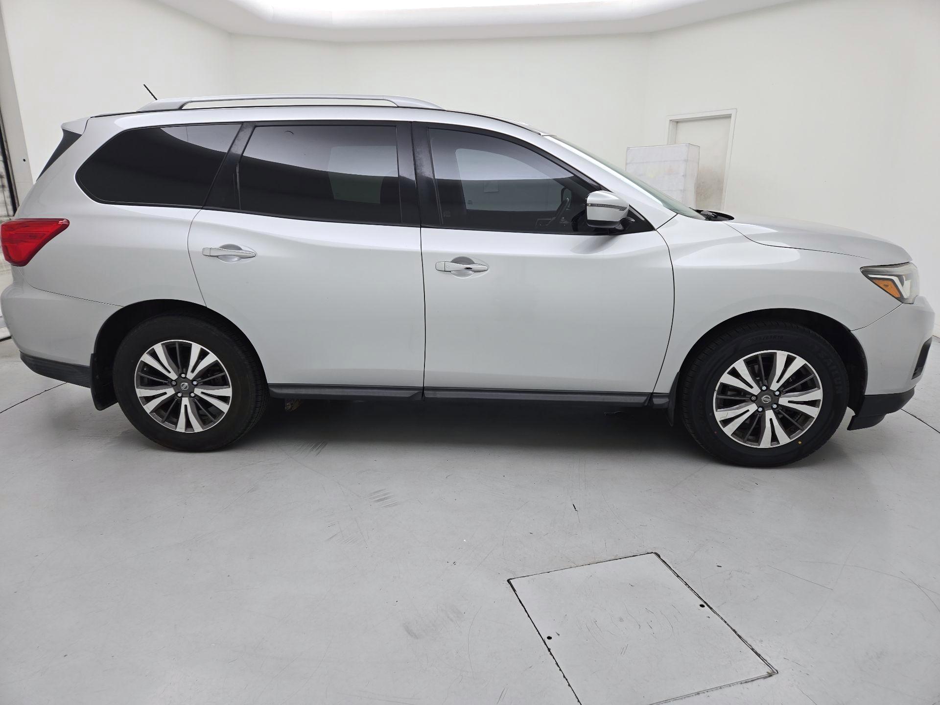 Thumbnail: 2017 Nissan Pathfinder - 4