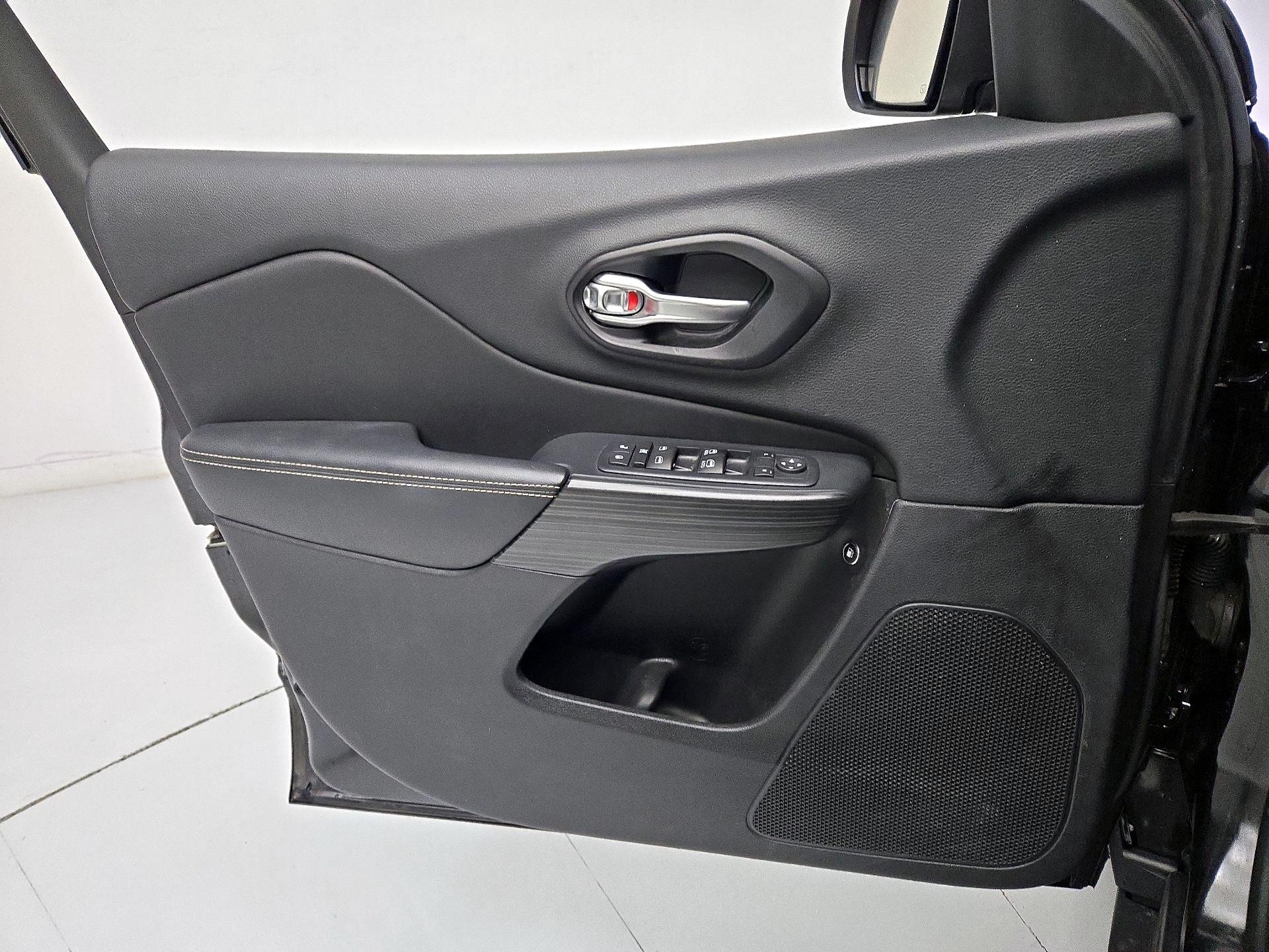 Thumbnail: 2015 Jeep Cherokee - 12