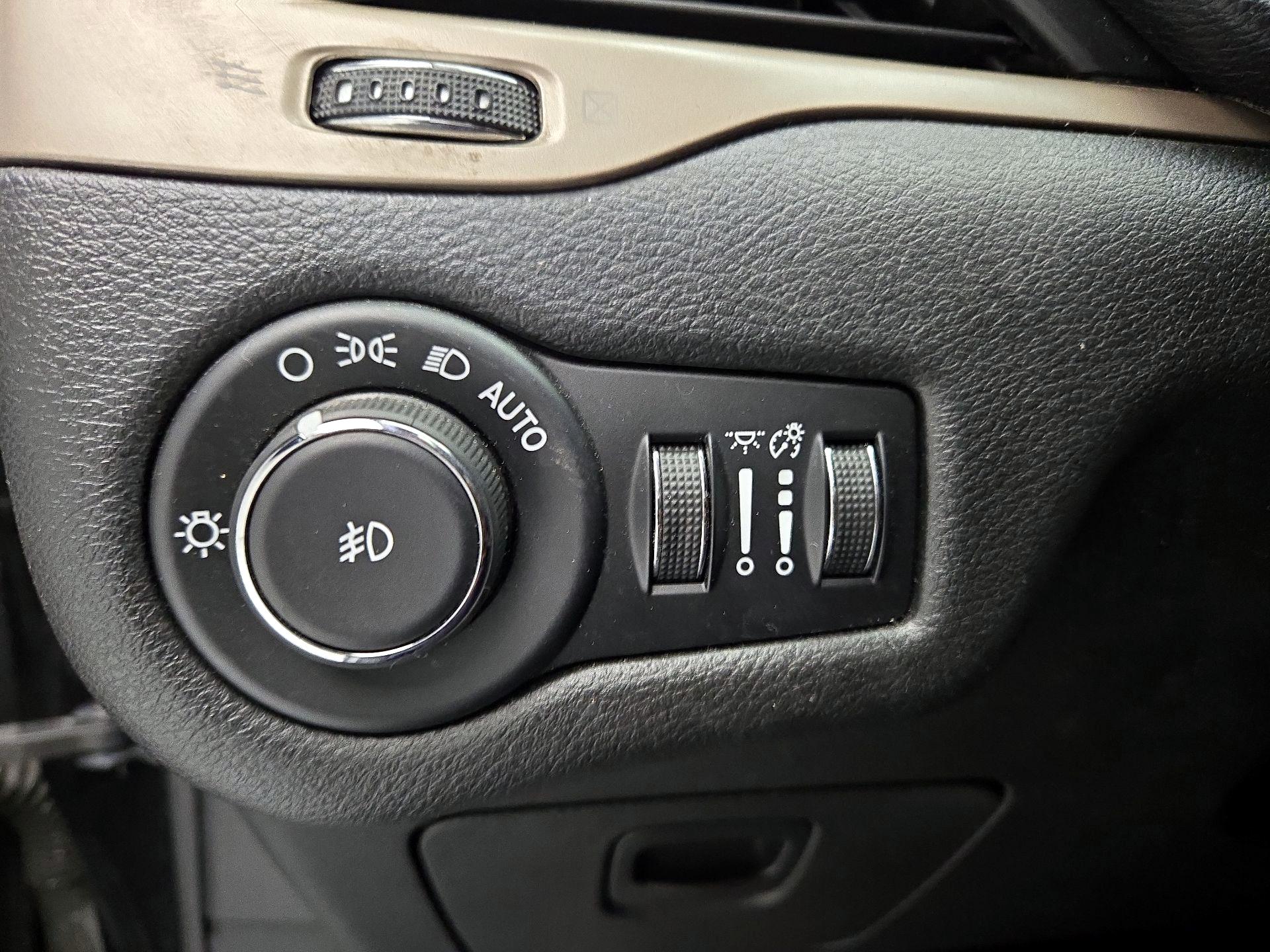 Thumbnail: 2015 Jeep Cherokee - 13