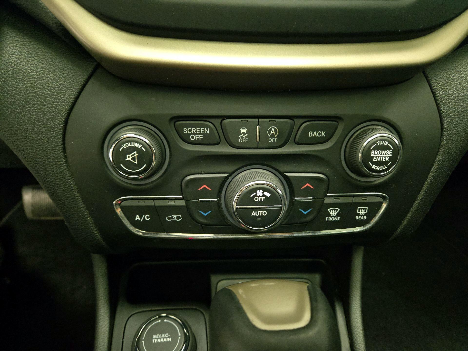 Thumbnail: 2015 Jeep Cherokee - 17