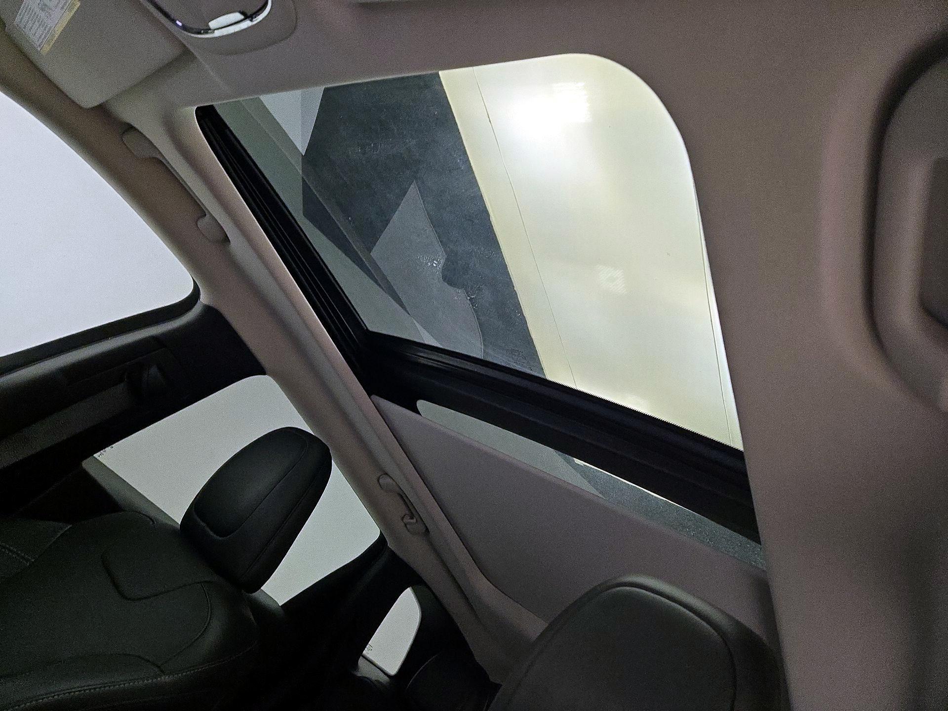 Thumbnail: 2015 Jeep Cherokee - 20