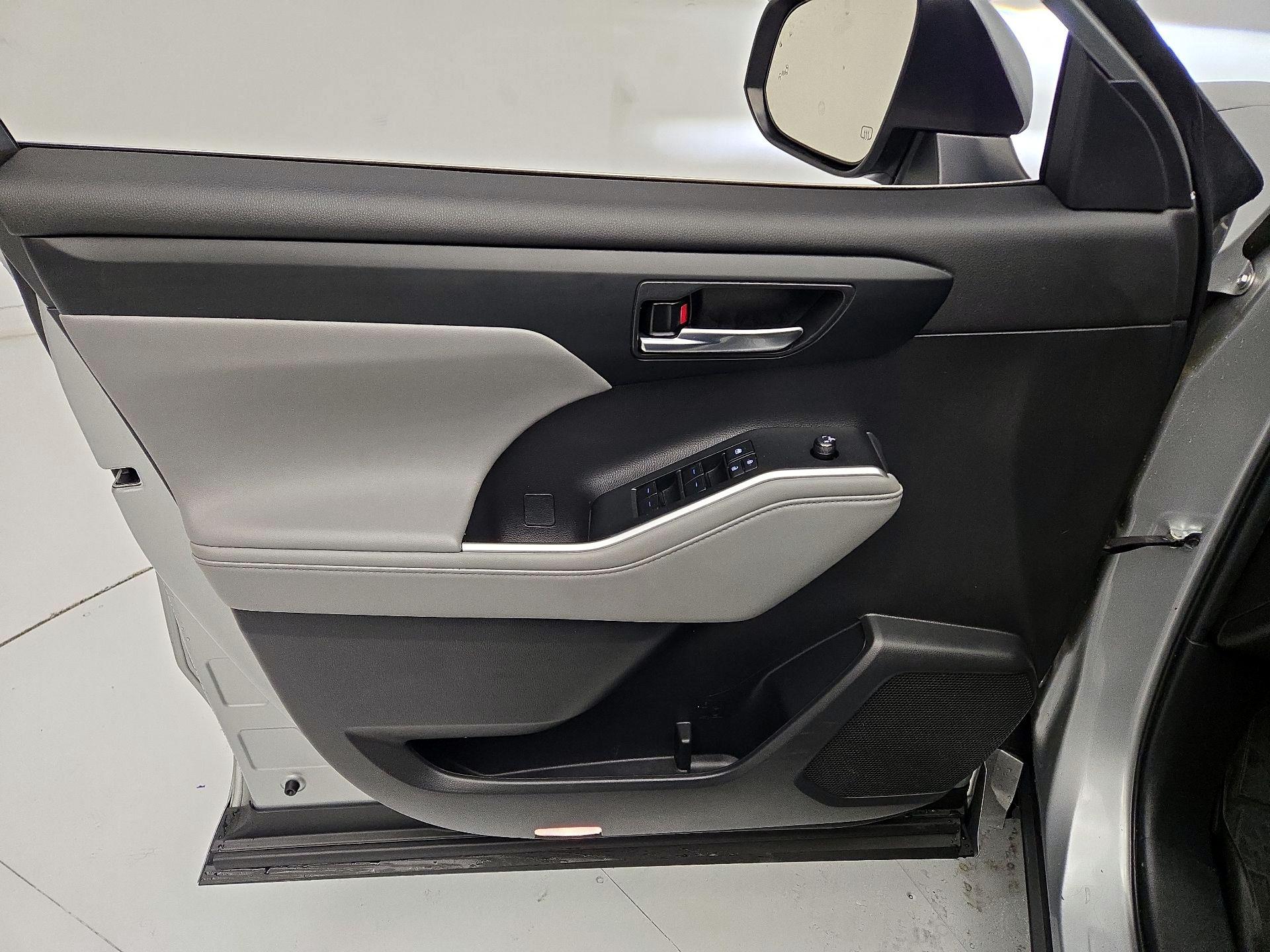 Thumbnail: 2022 Toyota Highlander - 12