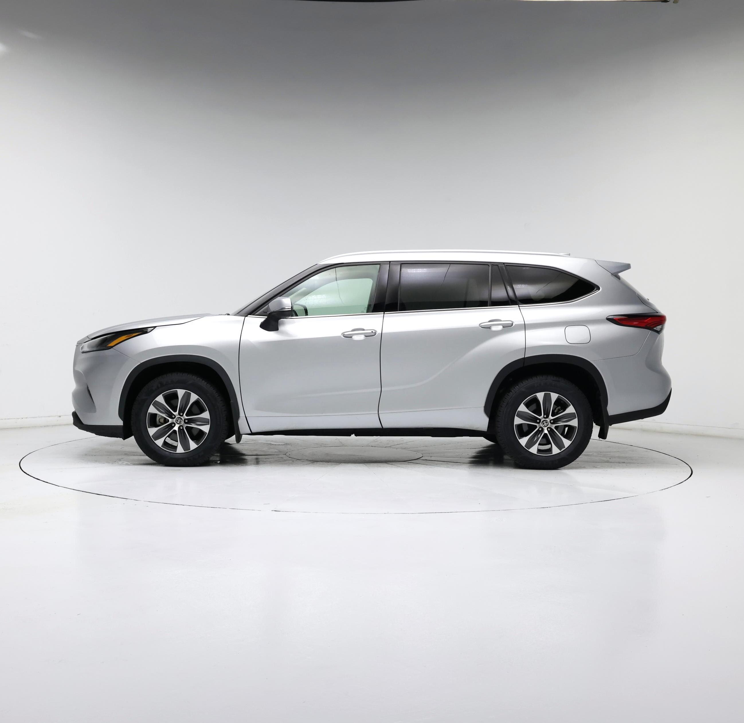 Thumbnail: 2022 Toyota Highlander - 3